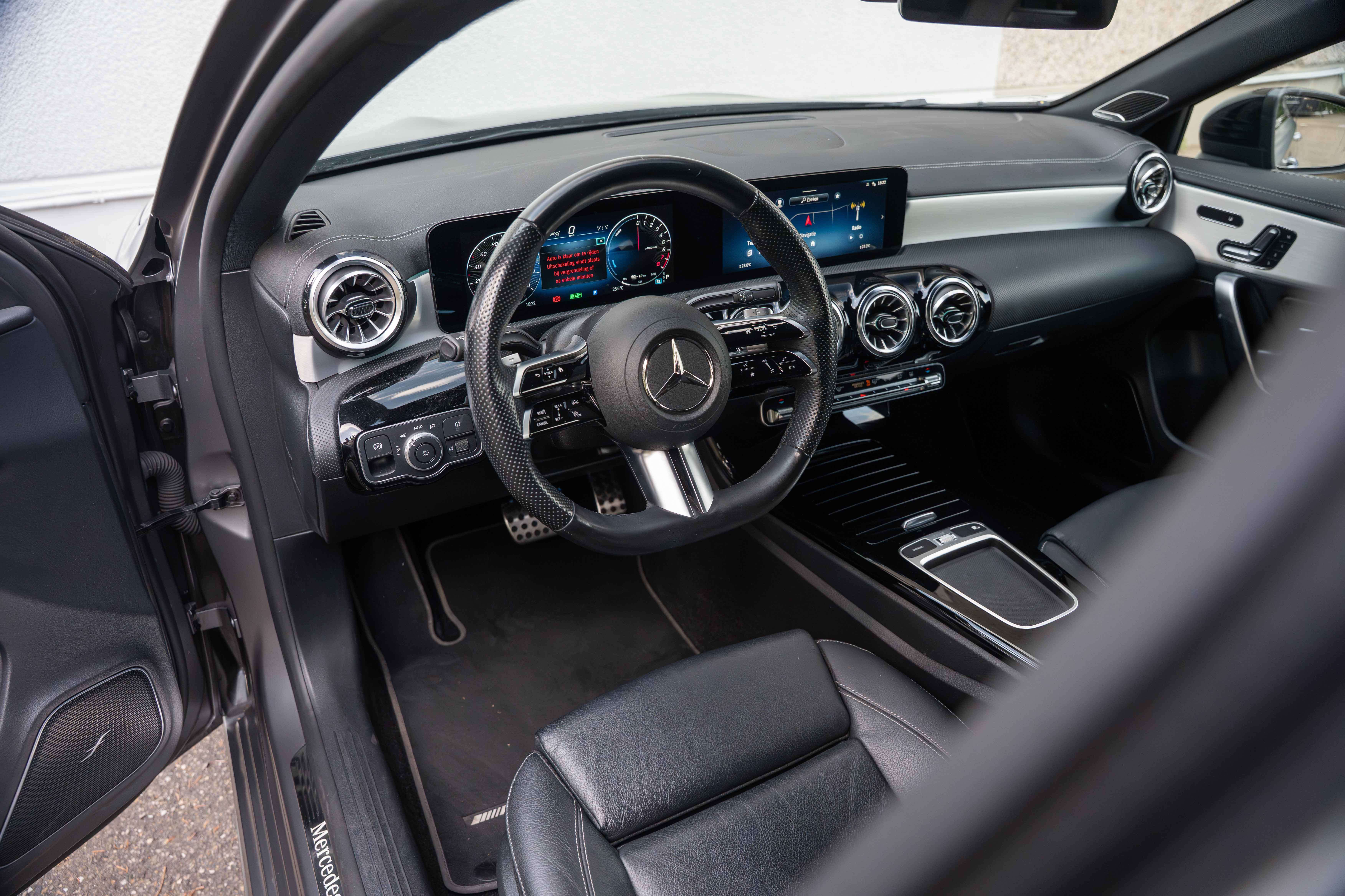 Mercedes-Benz A 250 e AMG/MOUNTAINGREY/LED/ACC/MEMORY/BURMESTER/AMBIENTE/360°/KEYLESS