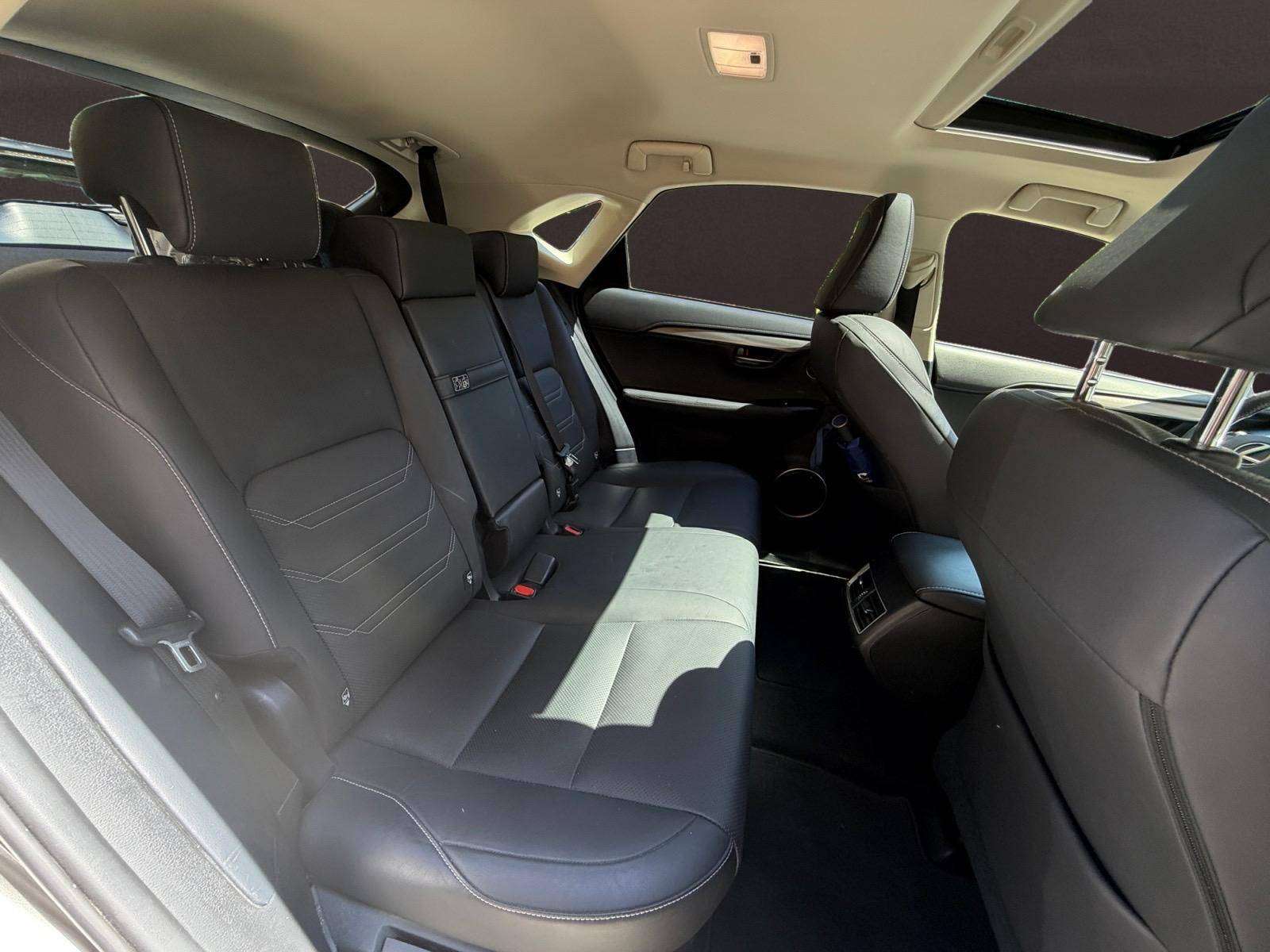 Lexus NX 300h NX 300h 2.5i AWD Luxe / Toit ouvrant / Carnet complet / Garantie 12 mois valable chez Lexus