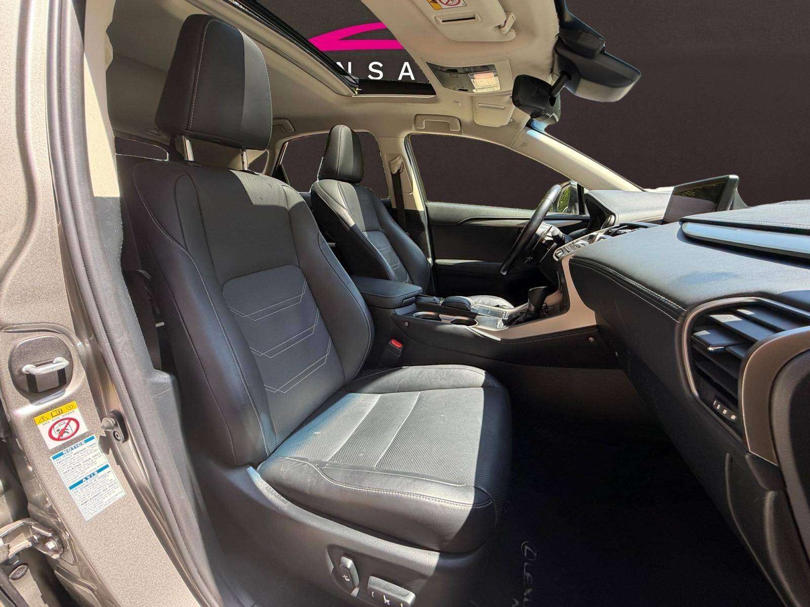 Lexus NX 300h NX 300h 2.5i AWD Luxe / Toit ouvrant / Carnet complet / Garantie 12 mois valable chez Lexus