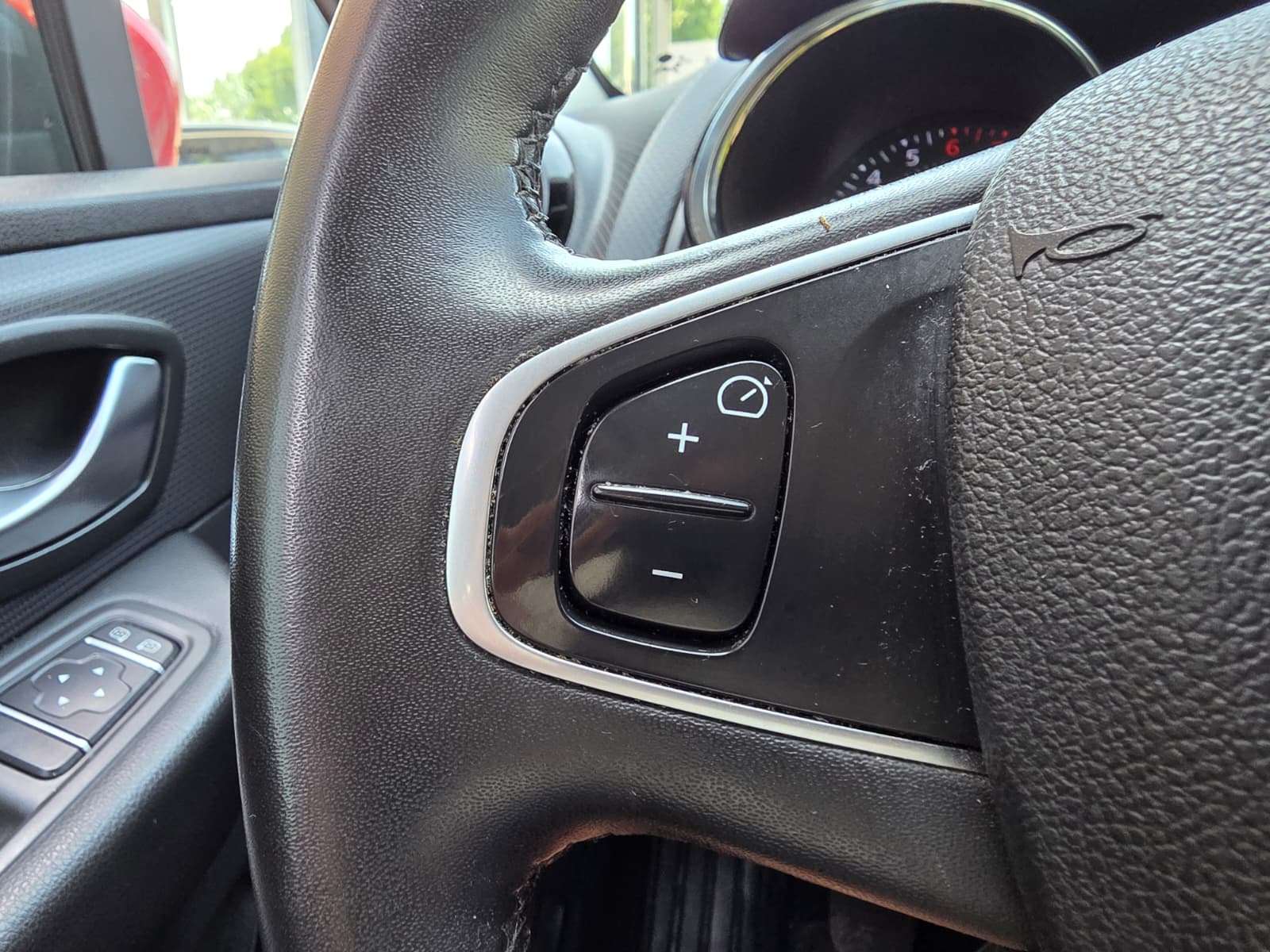 Renault Clio 🟢0.9 ESSENCE 76CV - GPS - AIRCO - CRUISE - CAPTEURS - 1ER PROPRIETAIRE