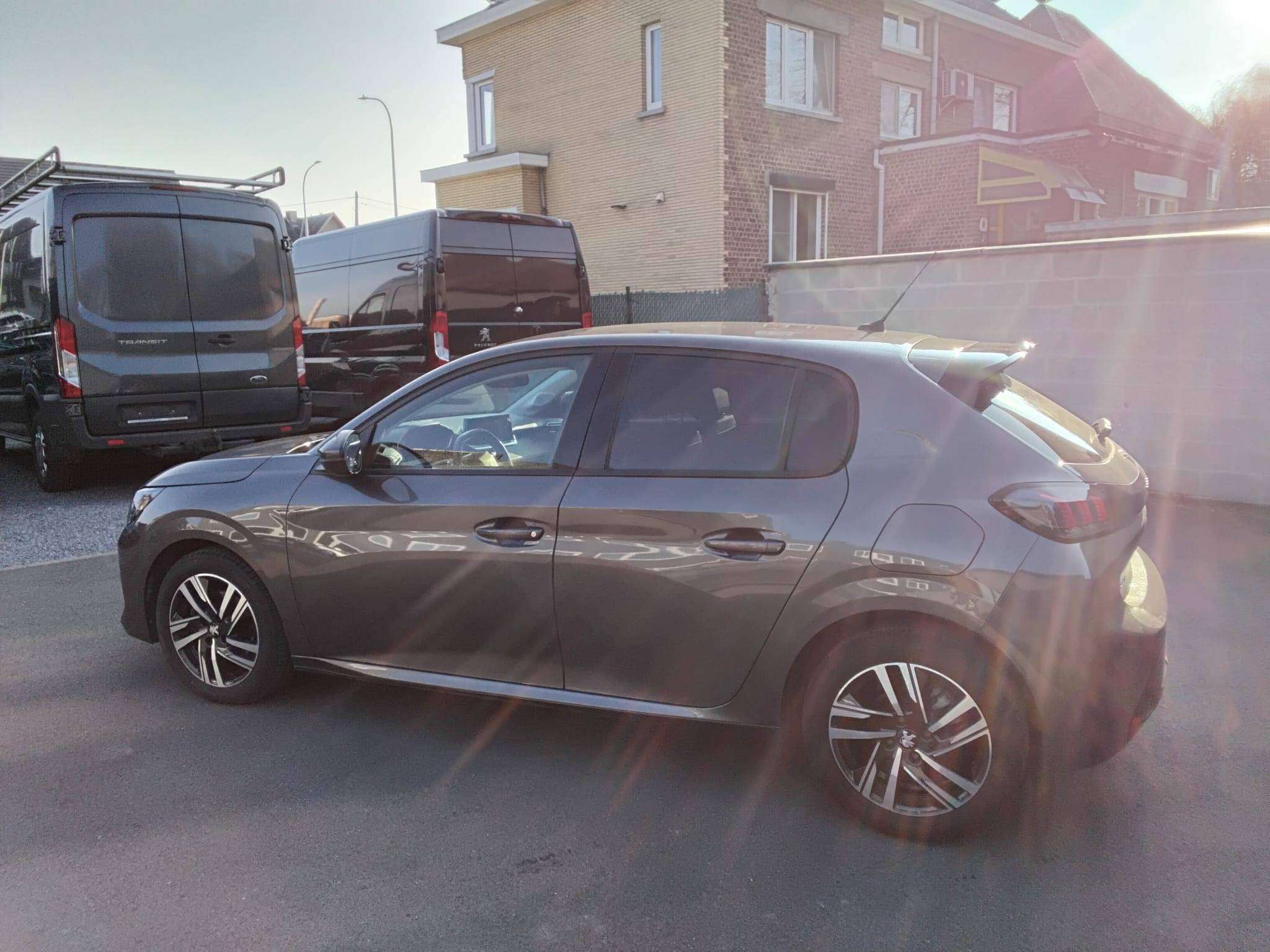 Peugeot 208 1.2i PureTech Allure Pack AUTOM CARPLAY CAM CRUIS