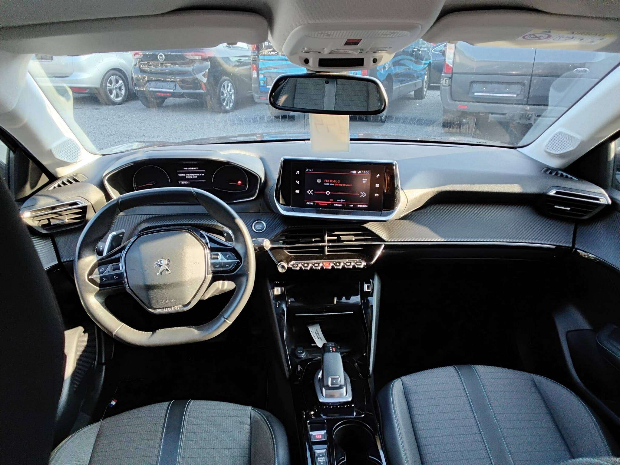 Peugeot 208 1.2i PureTech Allure Pack AUTOM CARPLAY CAM CRUIS