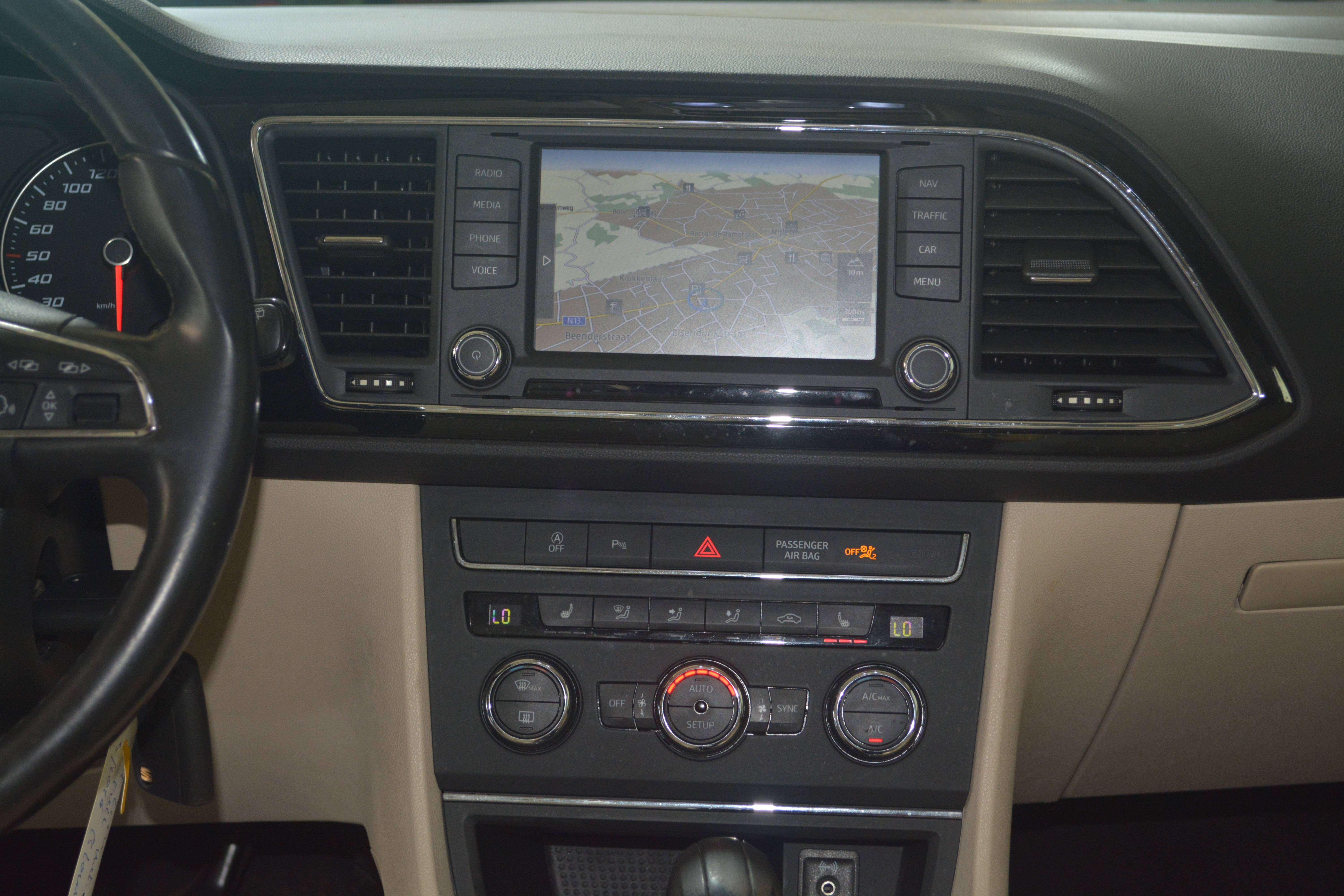 SEAT Leon Leon 1.2 TSI Connect DSG AUTOMAAT / LEDER / NAVI + CAMERA