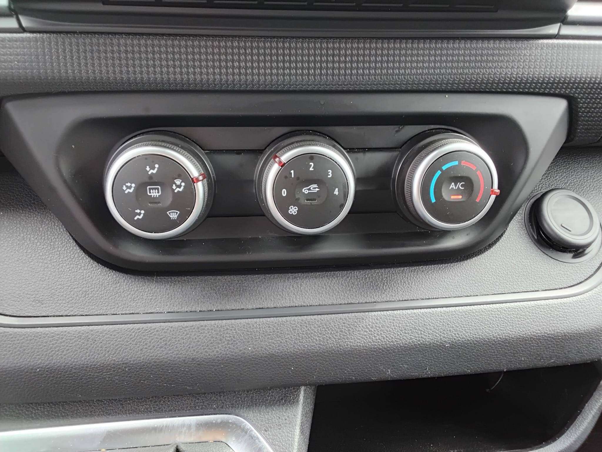 Renault Trafic L2  3PL TREKHAAK CARPLAY BLUET AIRCO CRUISE PARKHULP