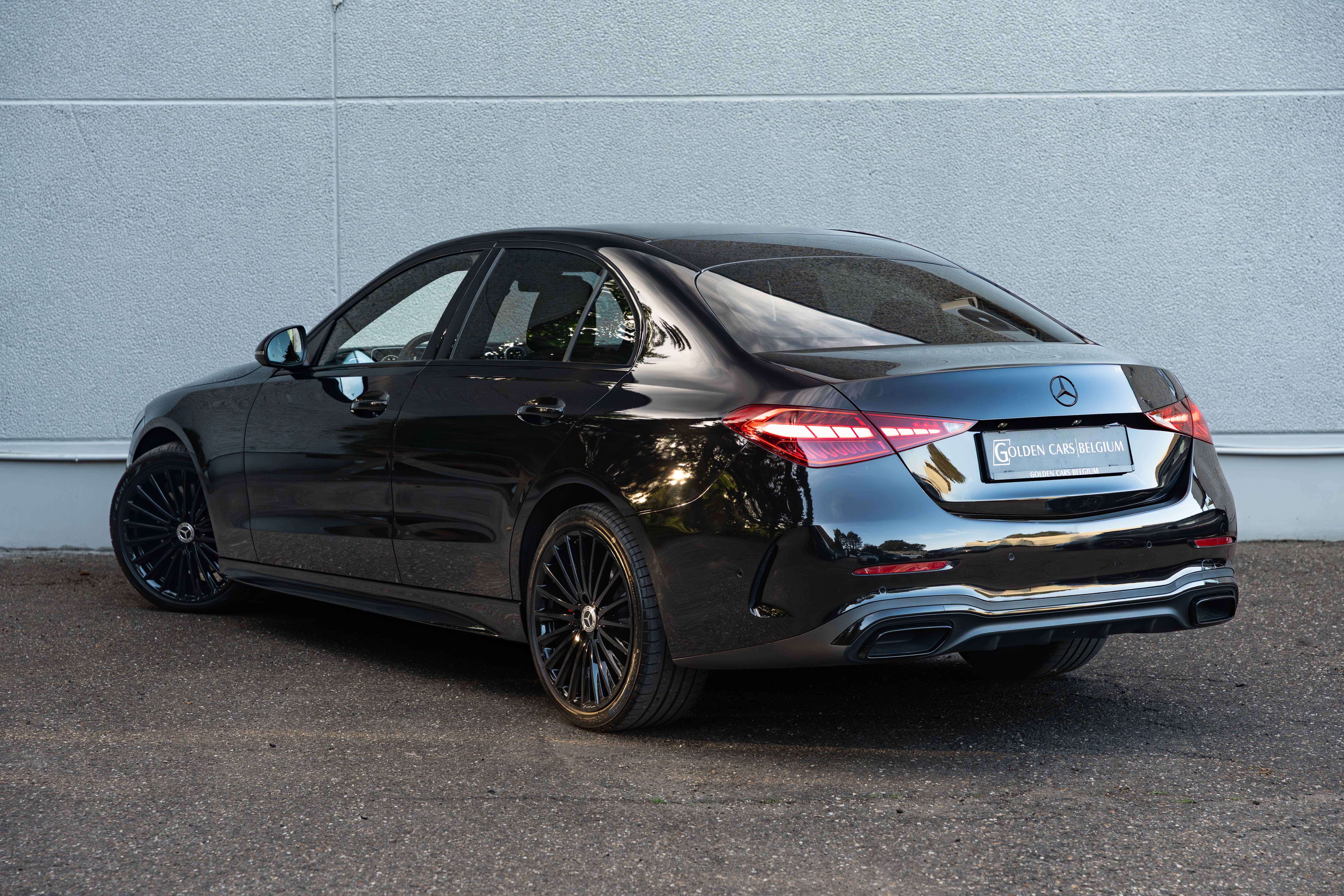 Mercedes-Benz C 180 AMG LED/19"/LANEKEEP/CAMERA/AMBIENTE/CARPLAY