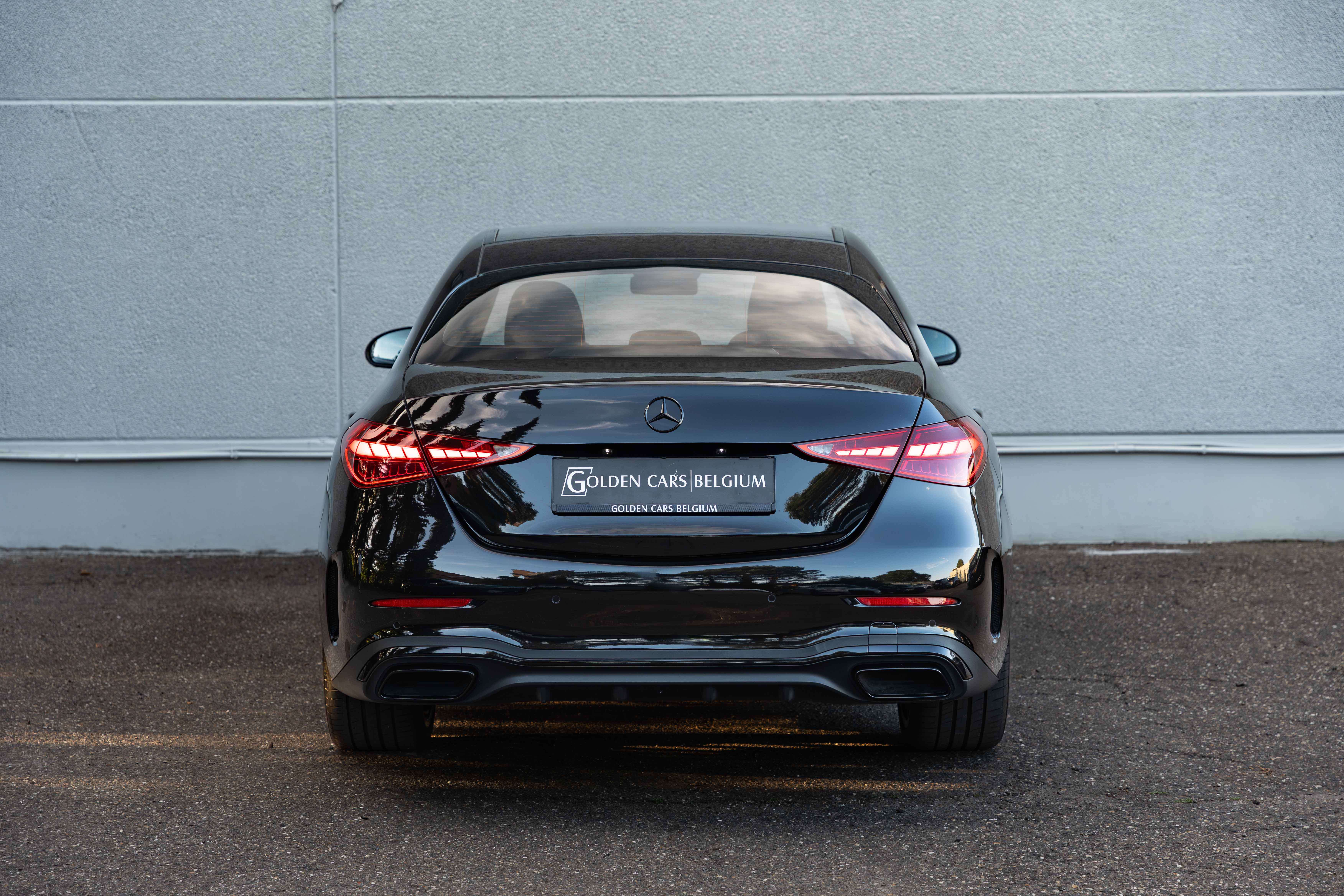 Mercedes-Benz C 180 AMG LED/19"/LANEKEEP/CAMERA/AMBIENTE/CARPLAY