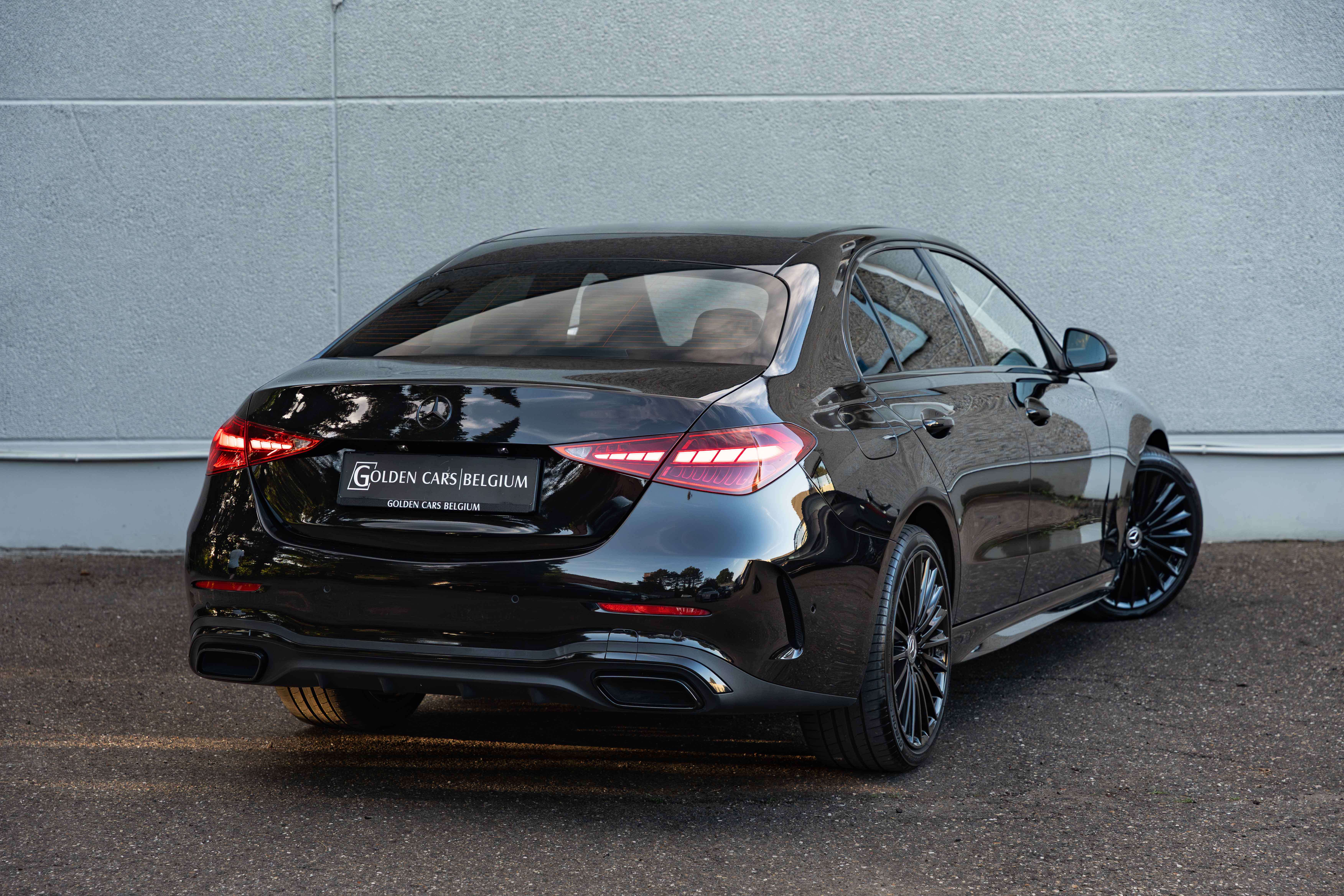Mercedes-Benz C 180 AMG LED/19"/LANEKEEP/CAMERA/AMBIENTE/CARPLAY
