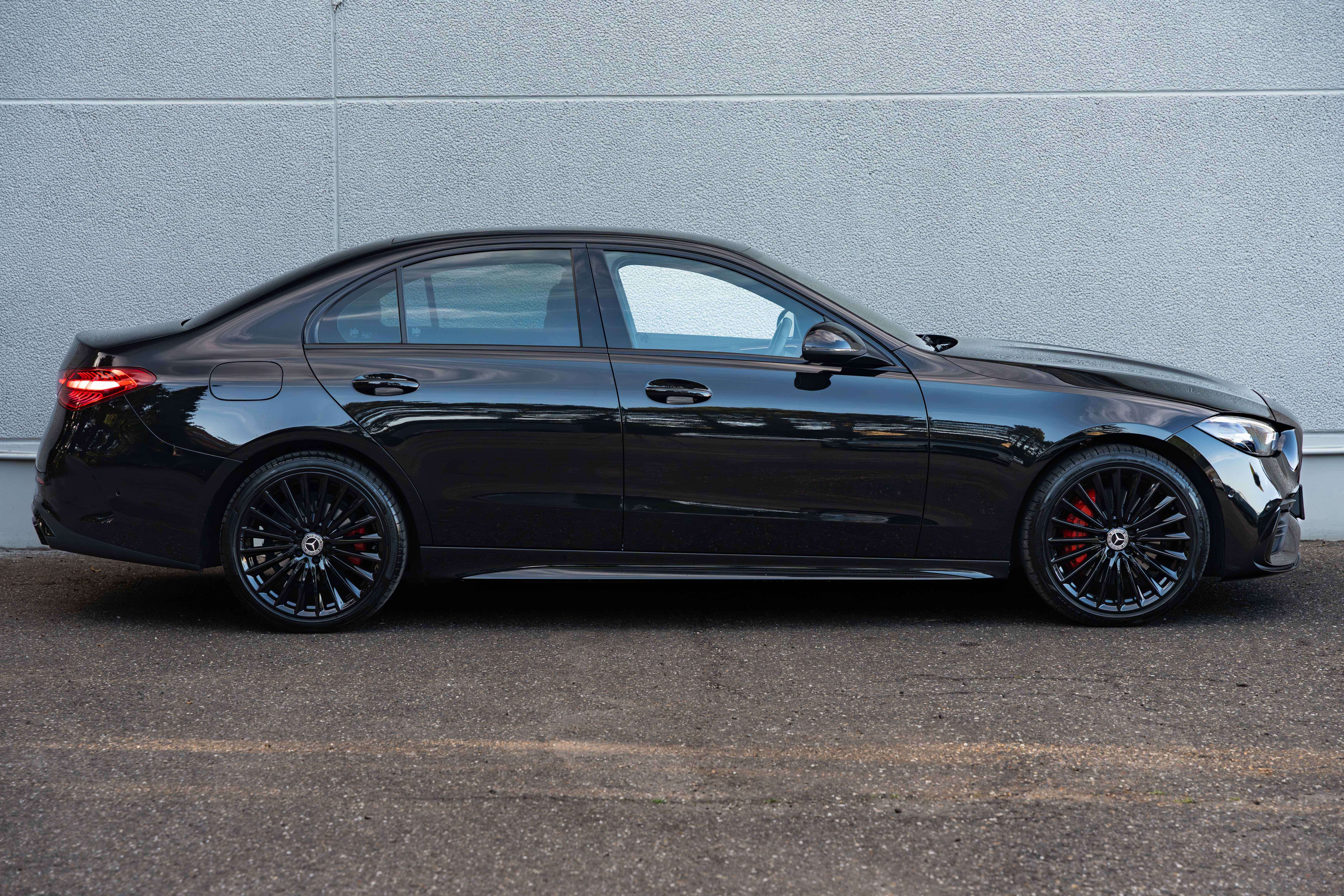 Mercedes-Benz C 180 AMG LED/19"/LANEKEEP/CAMERA/AMBIENTE/CARPLAY