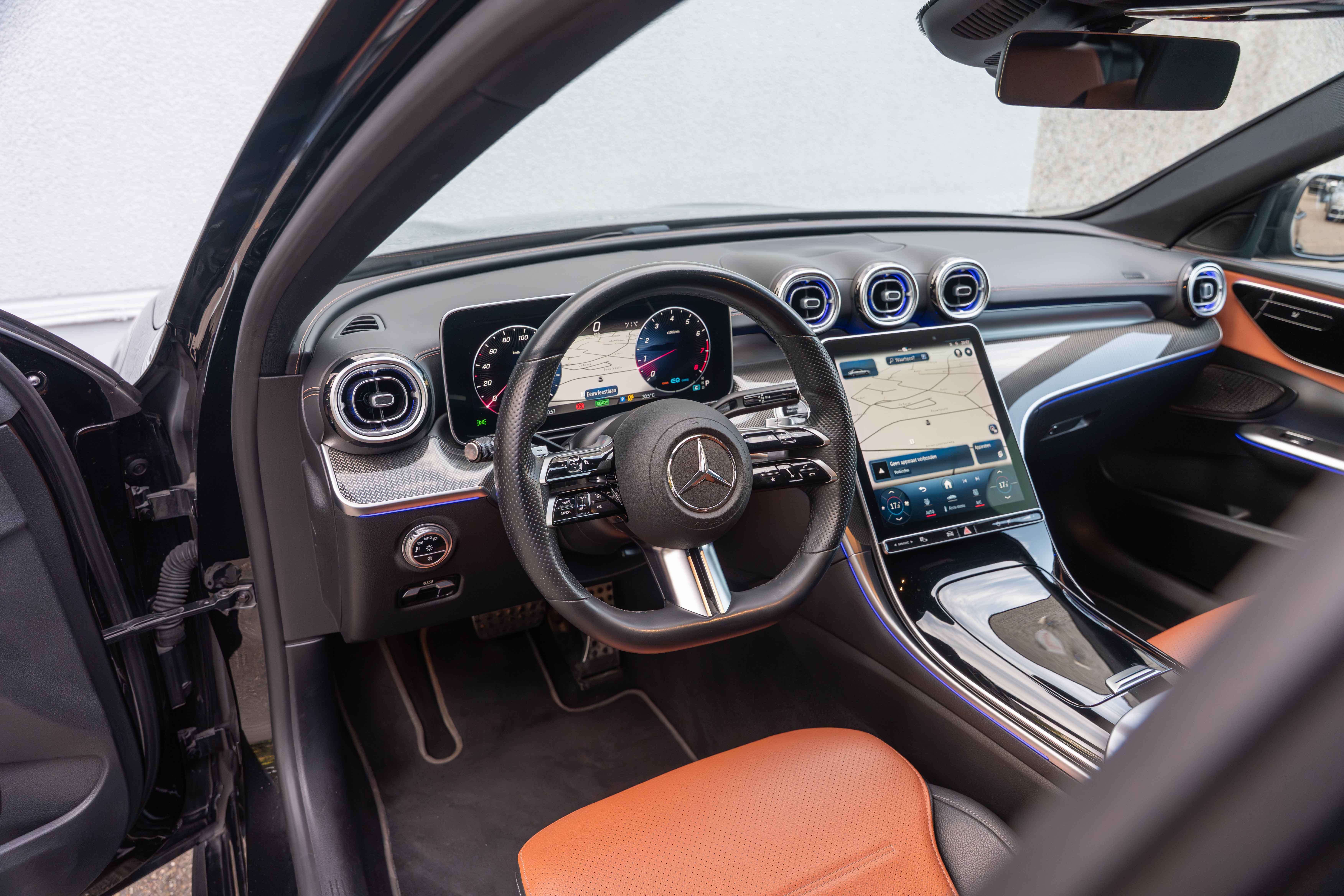 Mercedes-Benz C 180 AMG LED/19"/LANEKEEP/CAMERA/AMBIENTE/CARPLAY