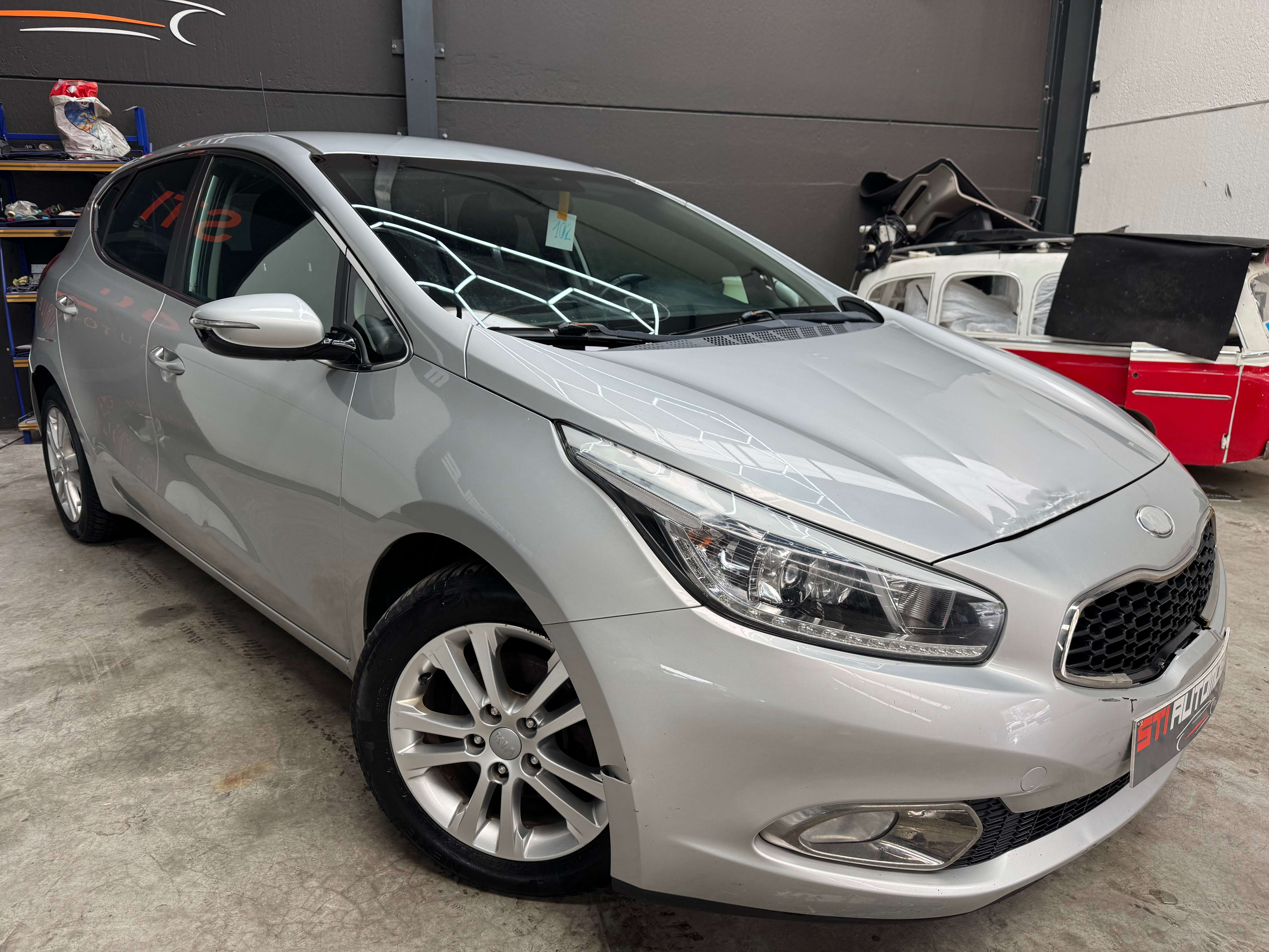 Kia Ceed / cee'd GRIFFE SUR VEHICULE VOIR PHOTO