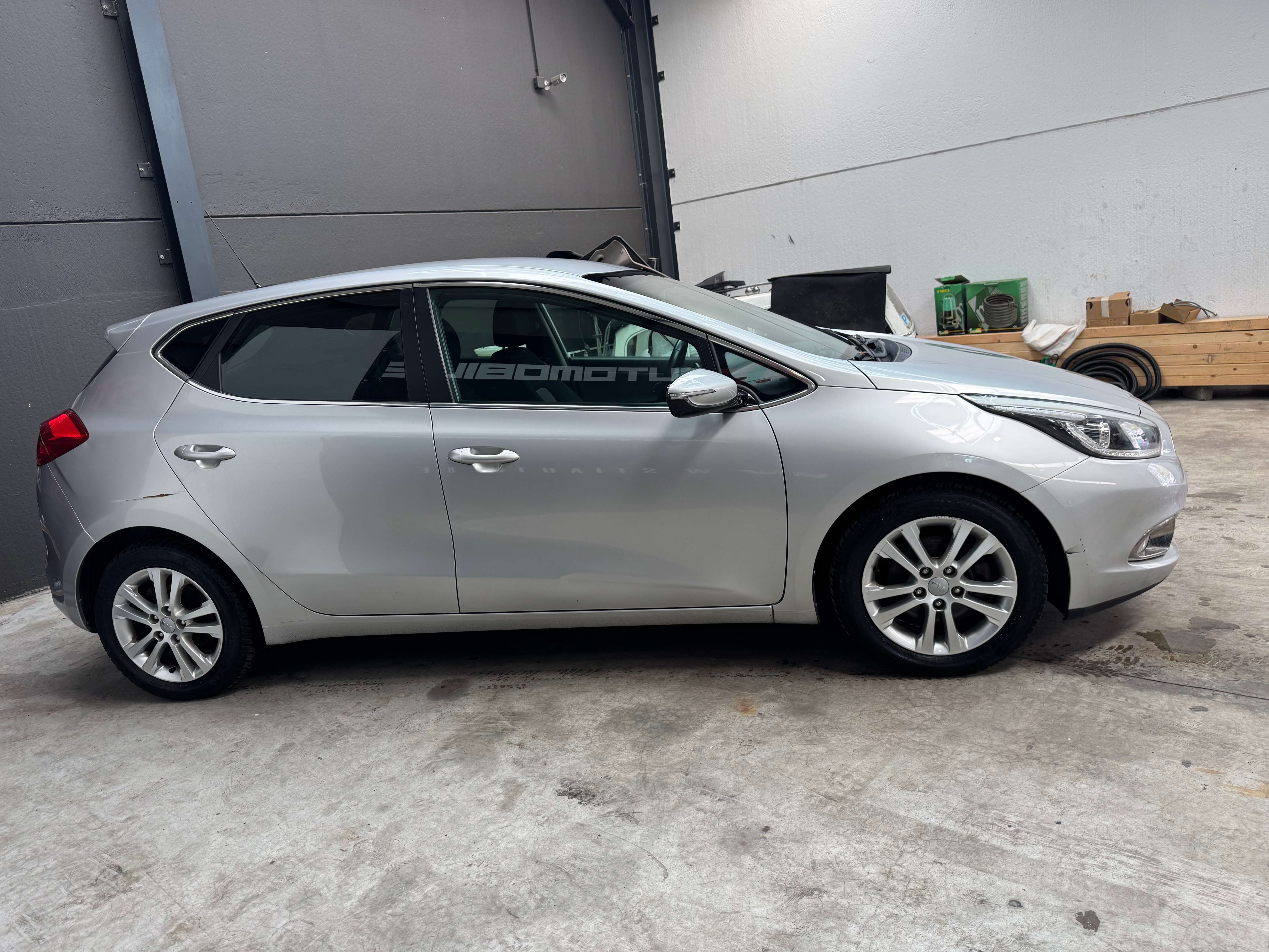 Kia Ceed / cee'd GRIFFE SUR VEHICULE VOIR PHOTO