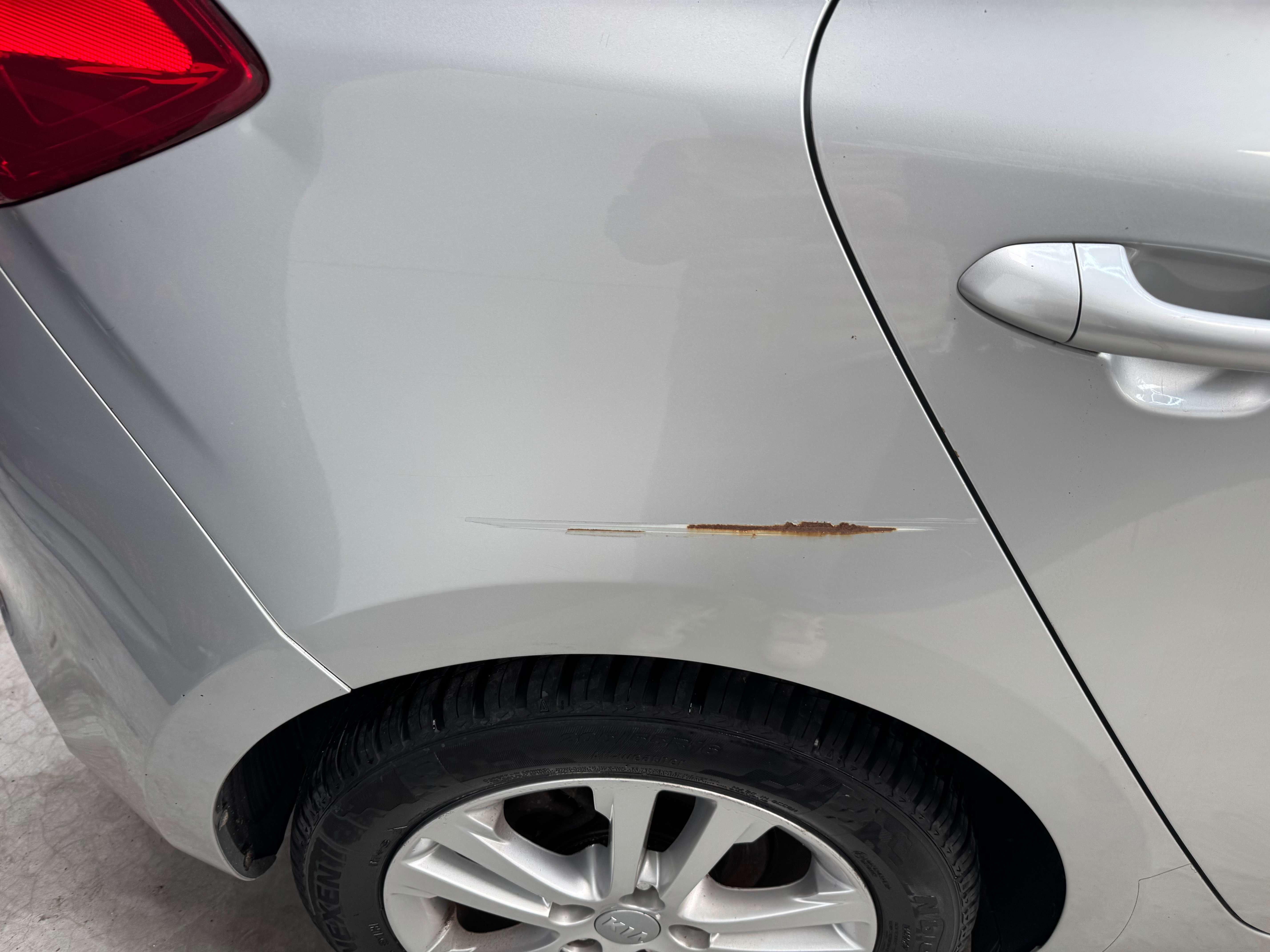 Kia Ceed / cee'd GRIFFE SUR VEHICULE VOIR PHOTO