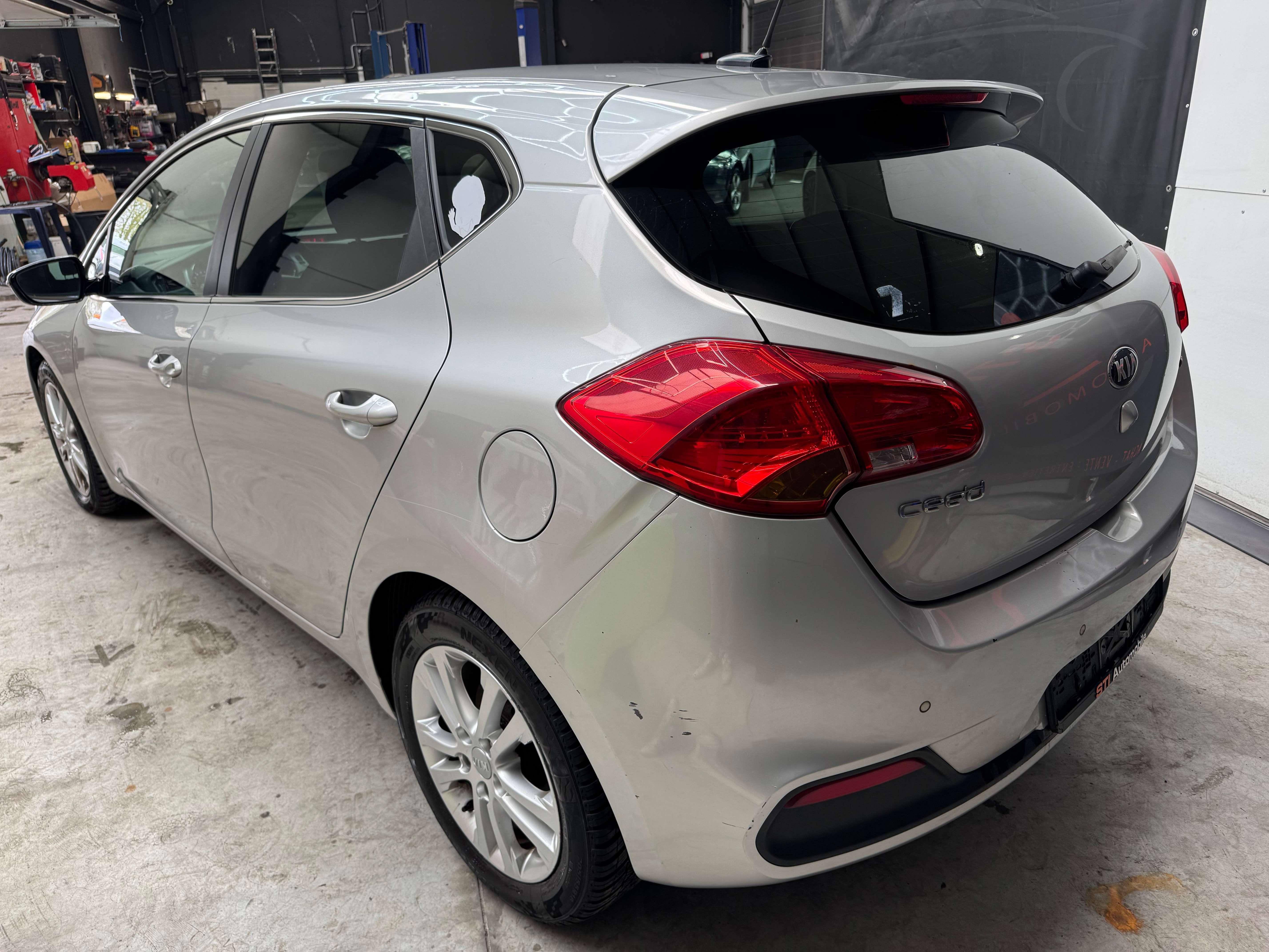 Kia Ceed / cee'd GRIFFE SUR VEHICULE VOIR PHOTO