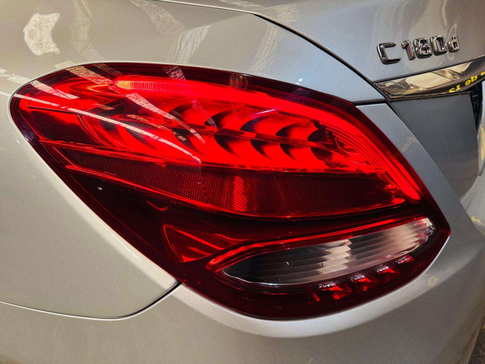 Mercedes-Benz C 180 C180d GPS PDC Cuir LED J.A