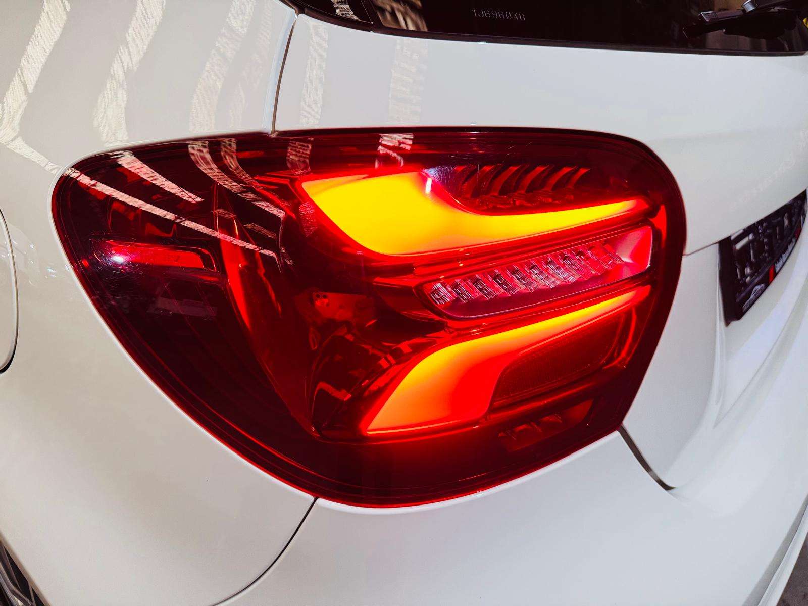 Mercedes-Benz A 200 A200D Pack AMG Automatique Caméra Toit Panoramique PDC Clim Cuir LED