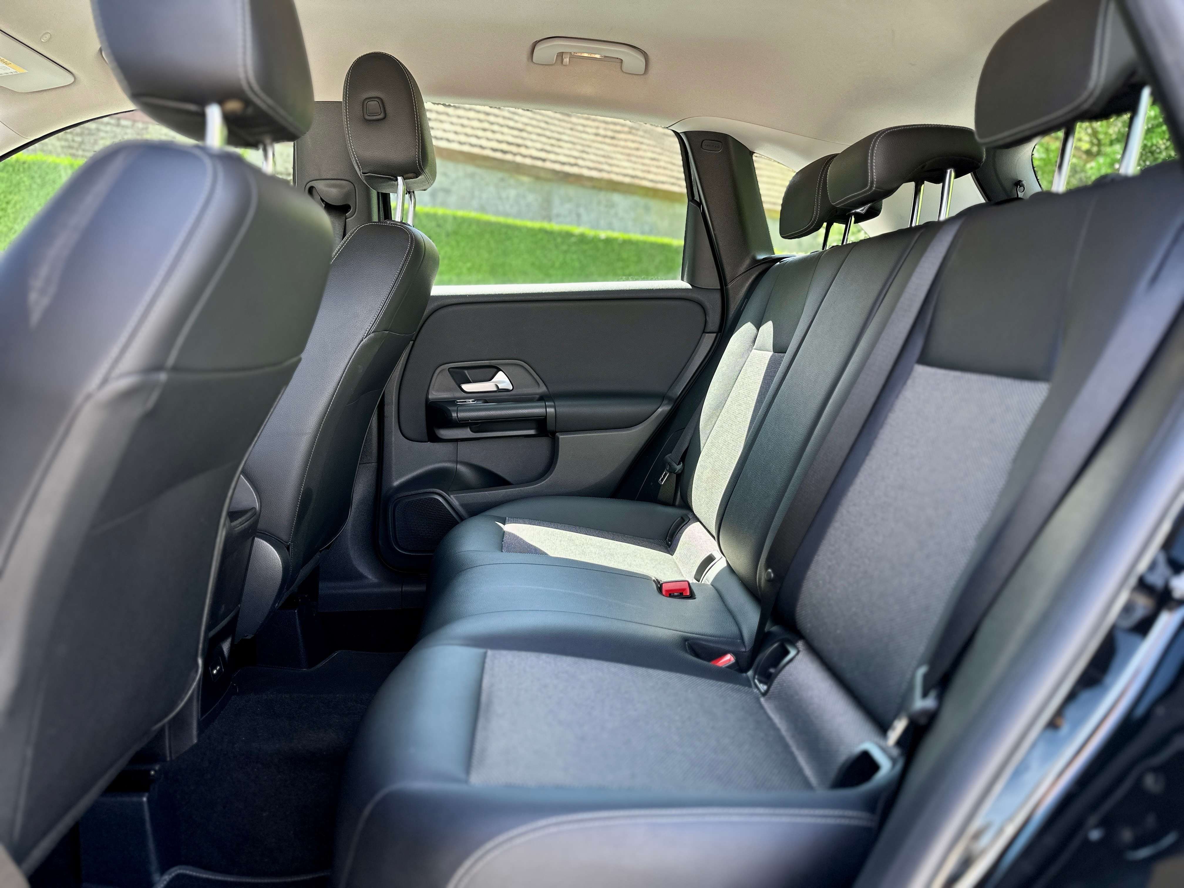 Mercedes-Benz B 180 d Business Solution Automaat  AMG-LINE / CARPLAY / CAMERA