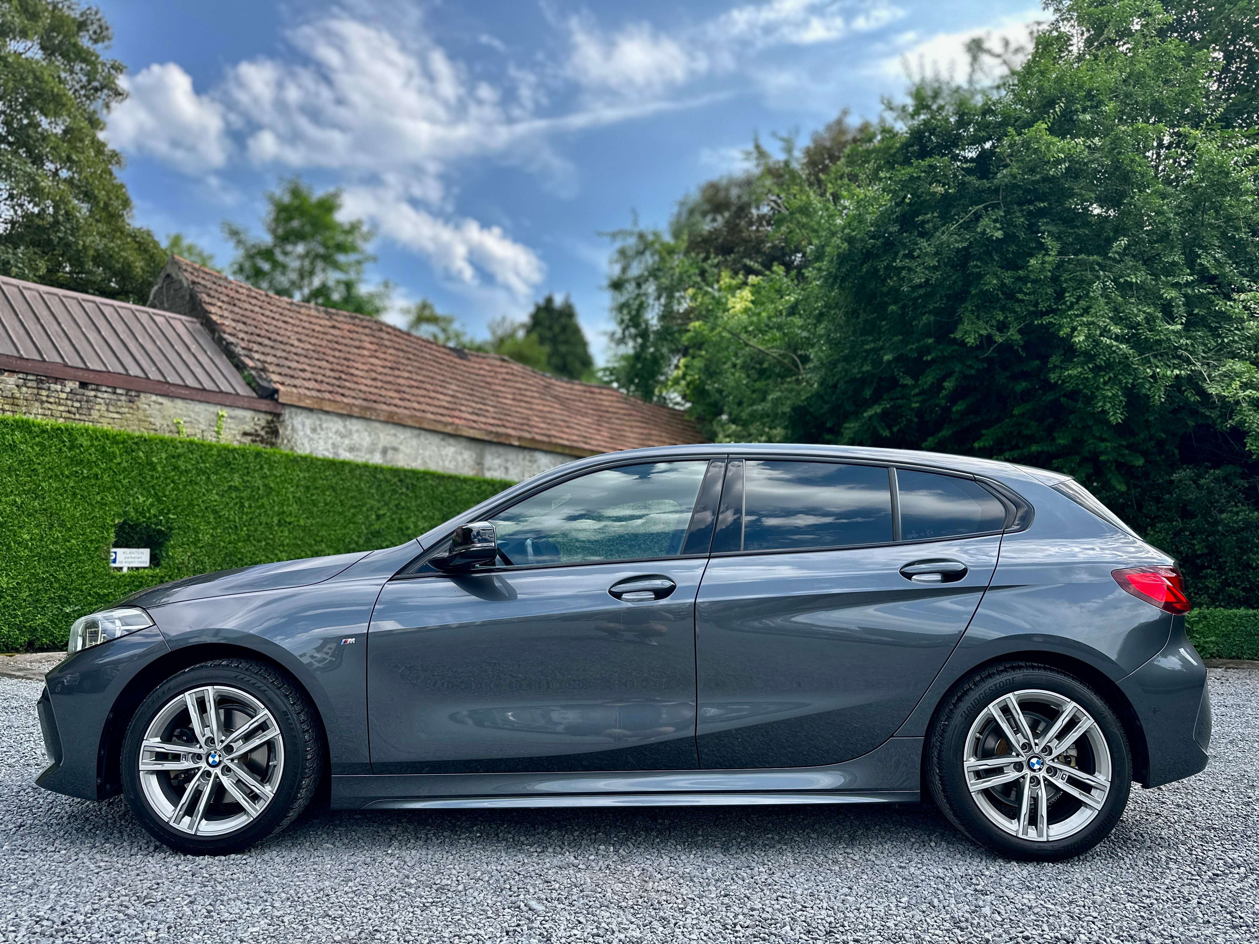 BMW 118 Hatchback 1.5i M-Pack Automaat / CARPLAY / SENSOREN V&A