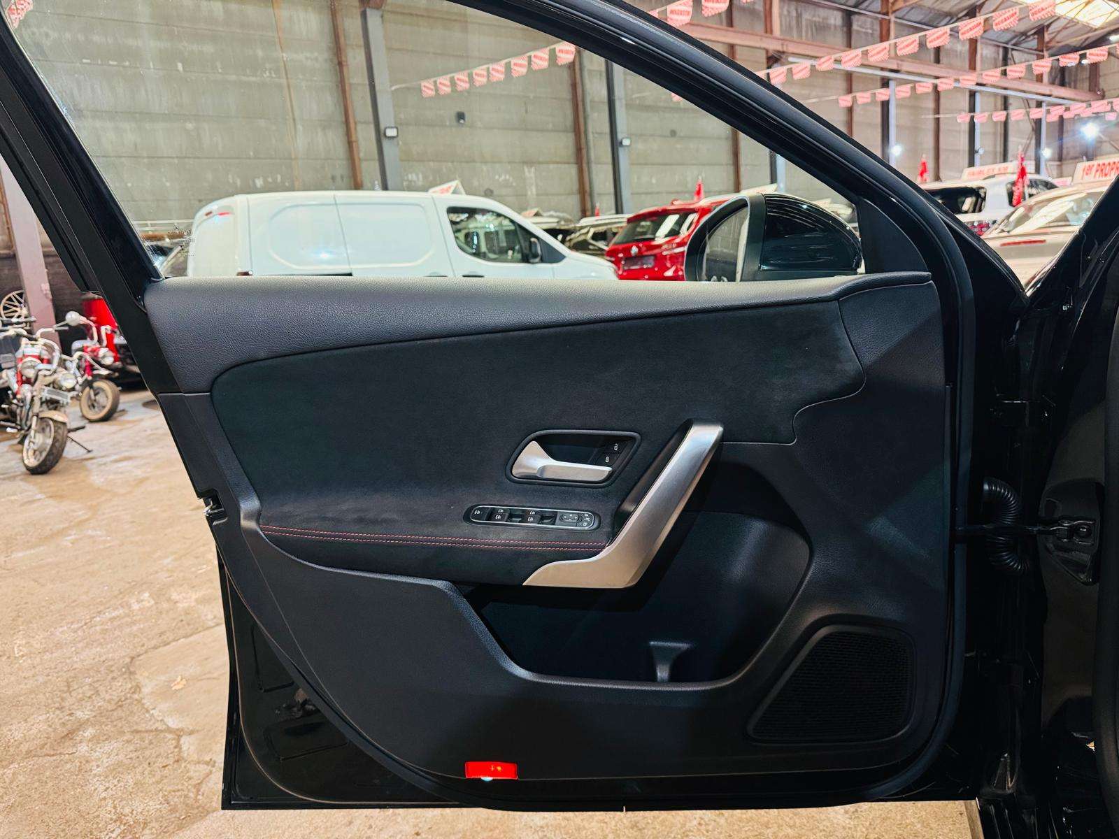 Mercedes-Benz A 180 A 180d AMG Toit Pano Cockpit LED Caméra PDC J.A