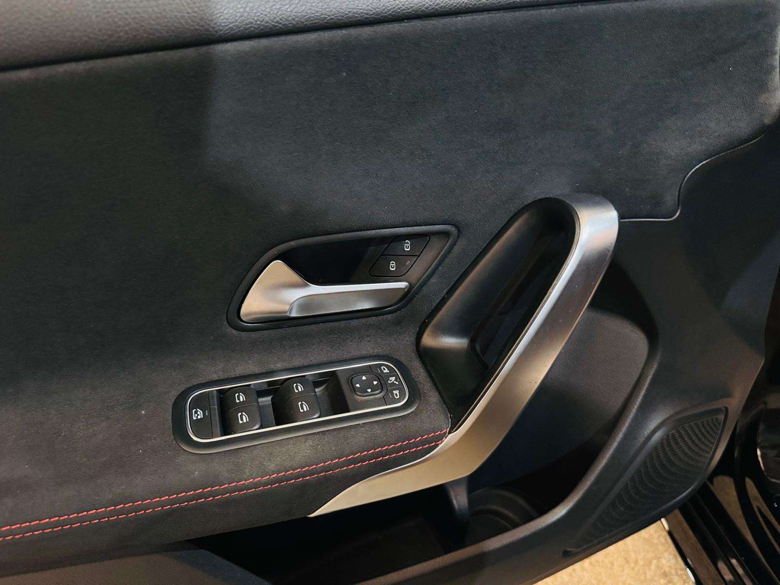 Mercedes-Benz A 180 A 180d AMG Toit Pano Cockpit LED Caméra PDC J.A