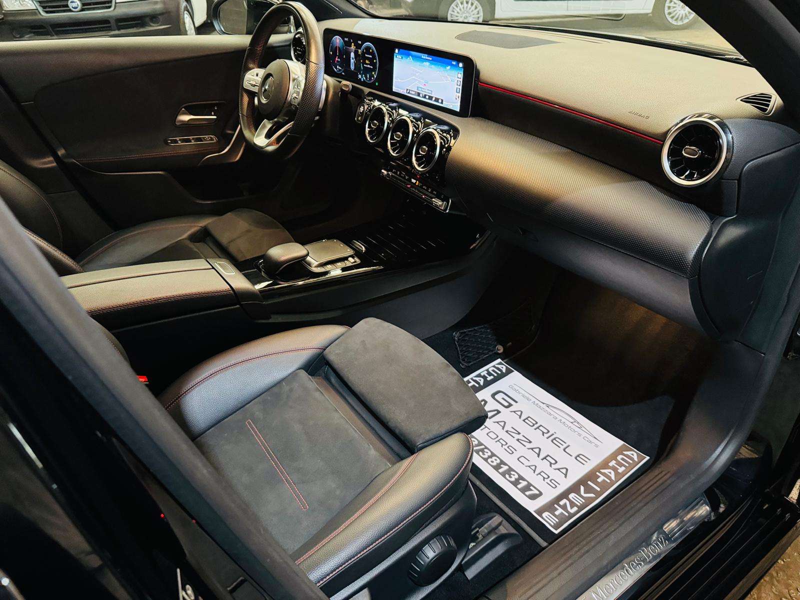 Mercedes-Benz A 180 A 180d AMG Toit Pano Cockpit LED Caméra PDC J.A