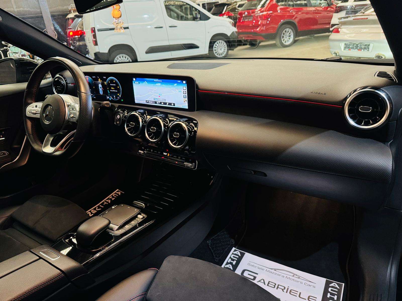Mercedes-Benz A 180 A 180d AMG Toit Pano Cockpit LED Caméra PDC J.A