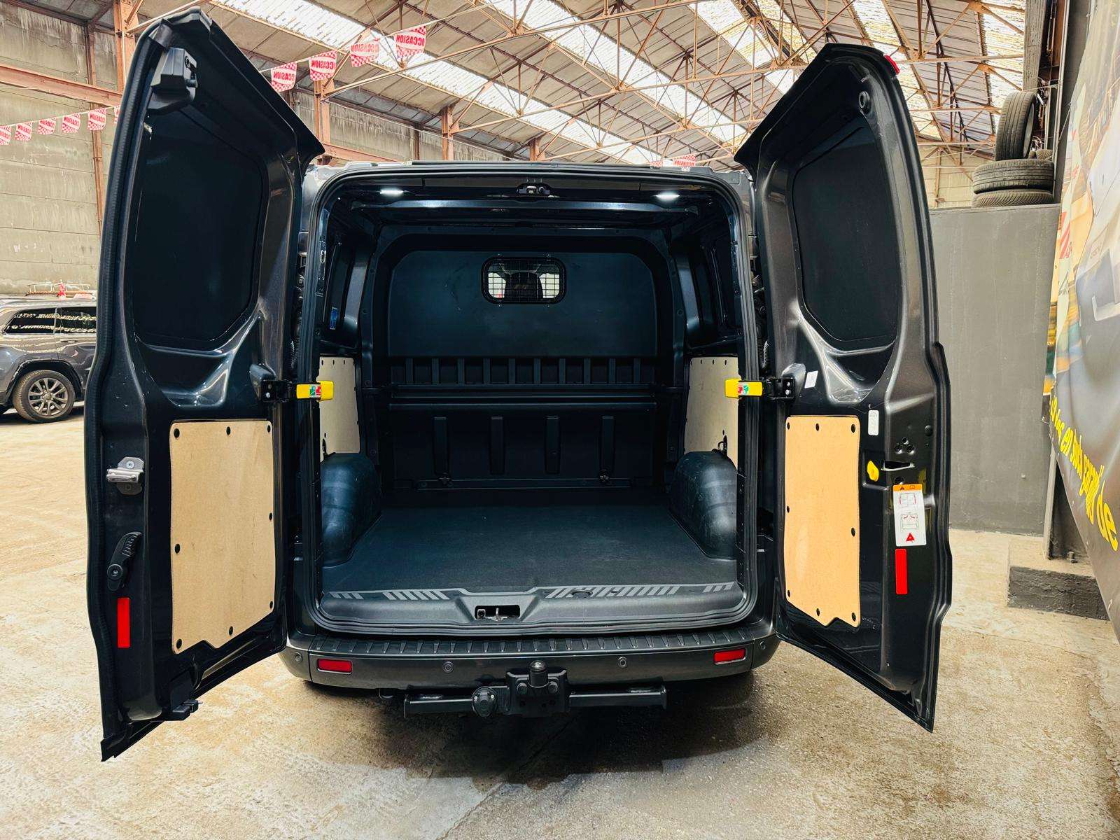 Ford Transit Custom 2.0 TDCi L2H1 Automatique Double portes CarPlay Caméra Attache remorque TVA/BTW 21% Incl