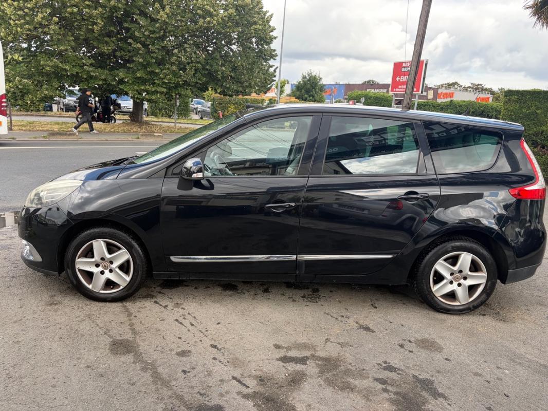 Renault Grand Scenic 7 PLACES 2015 SEMI CUIR GPS BLUETOOTH RADARS USB RÉGULATEUR PAYER EN 3Fois