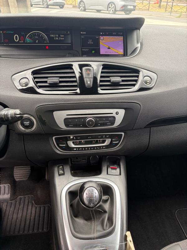Renault Grand Scenic 7 PLACES 2015 SEMI CUIR GPS BLUETOOTH RADARS USB RÉGULATEUR PAYER EN 3Fois
