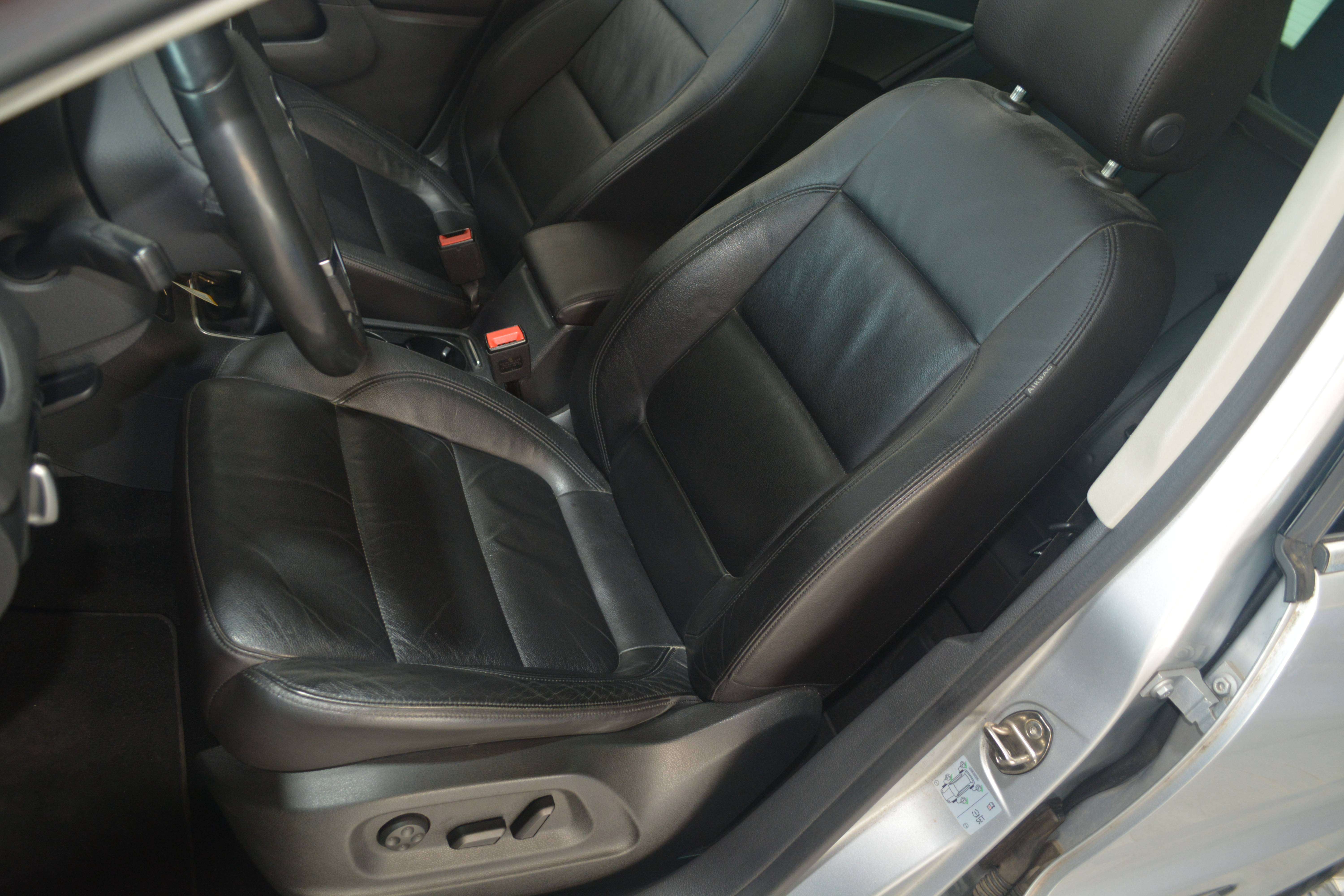 Volkswagen Tiguan Tiguan 1.4 TSI Comfortline BMT  /  LEDER / NAVI / PANORAMA