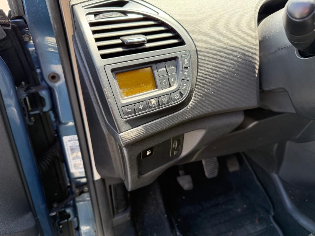 Citroen C4 1.6 HDI 110 Cv BVM6 / 5 PLACES - PAIEMENT EN 4 FOIS CB POSSIBLE