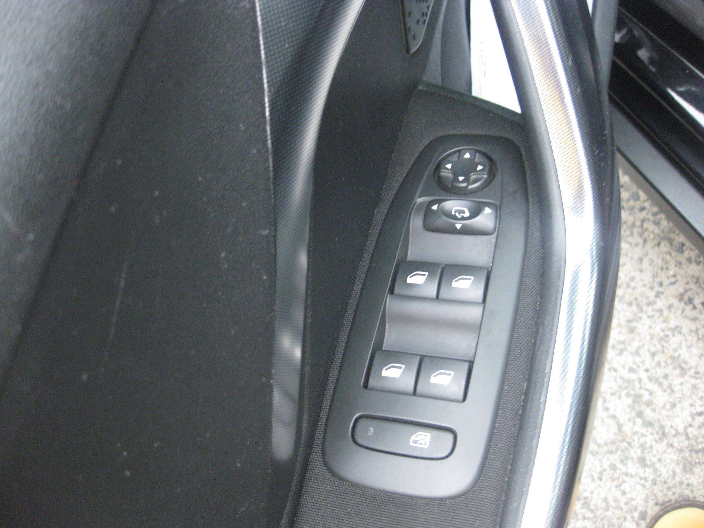 Peugeot 2008 1.6 HDi GPS Clim Toît Panoramique Garantie Euro 6b