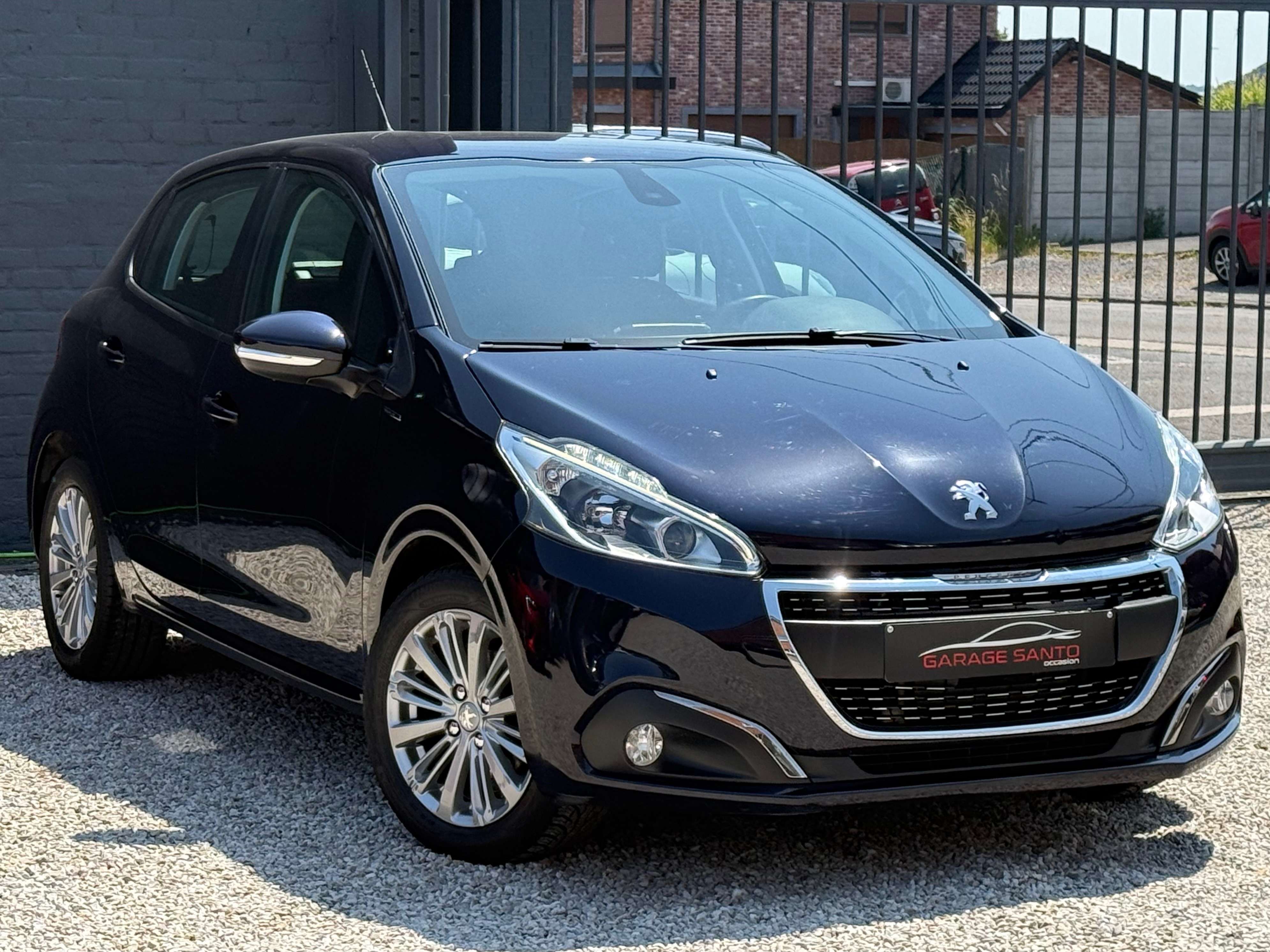 Peugeot 208 208 1.2i Signature /CarPlay/Navi/Led/Garantie/