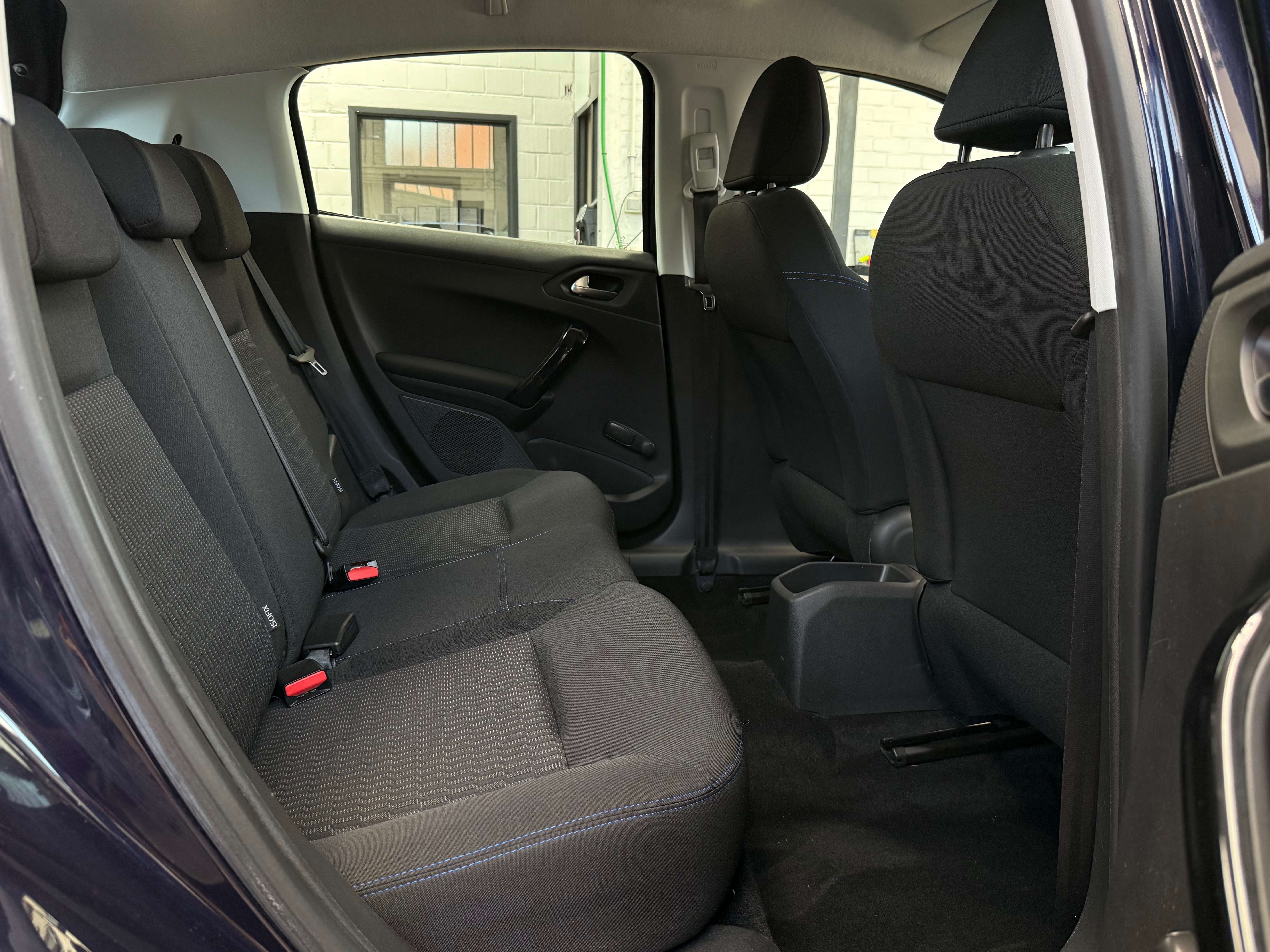 Peugeot 208 208 1.2i Signature /CarPlay/Navi/Led/Garantie/