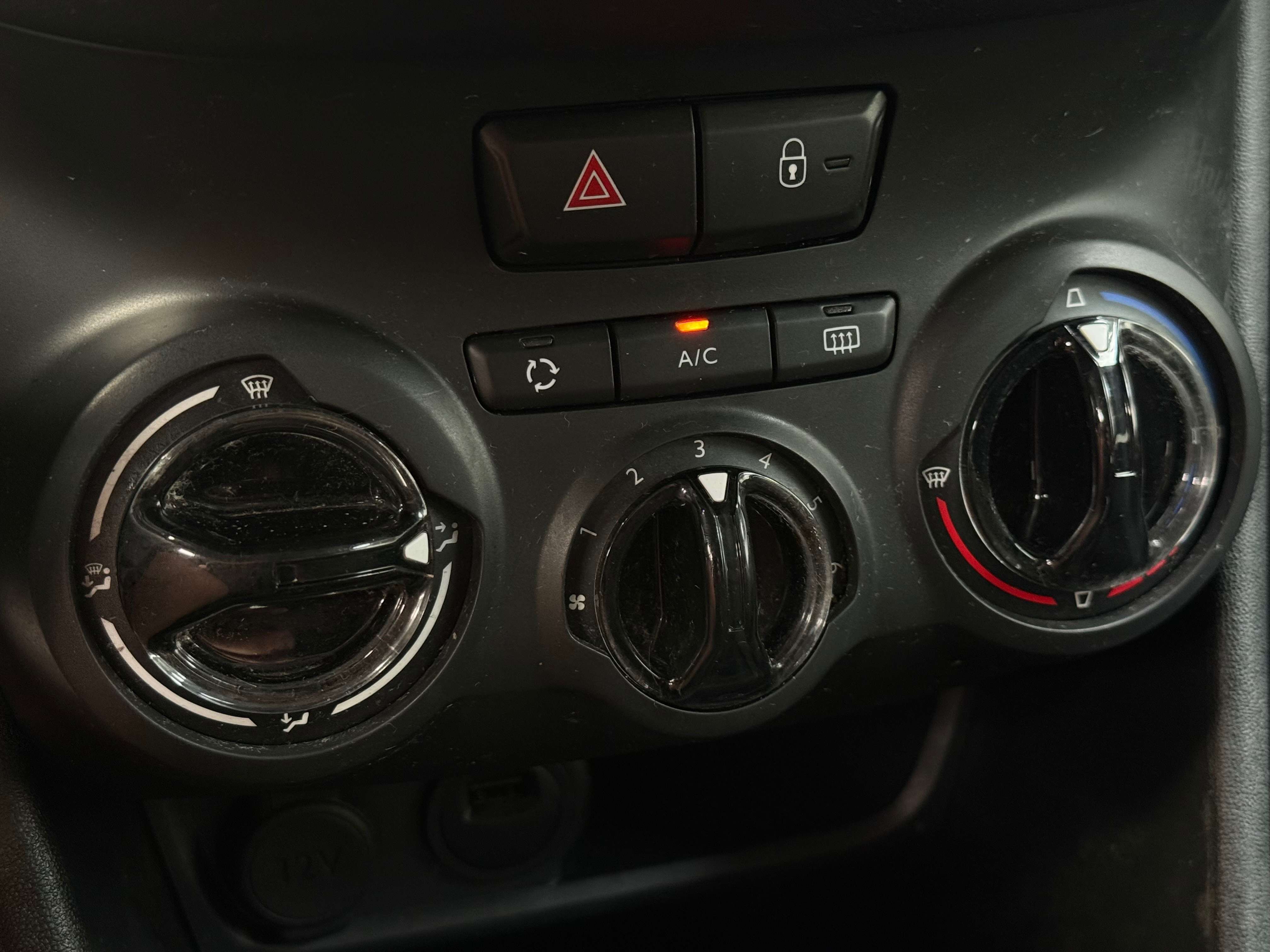 Peugeot 208 208 1.2i Signature /CarPlay/Navi/Led/Garantie/