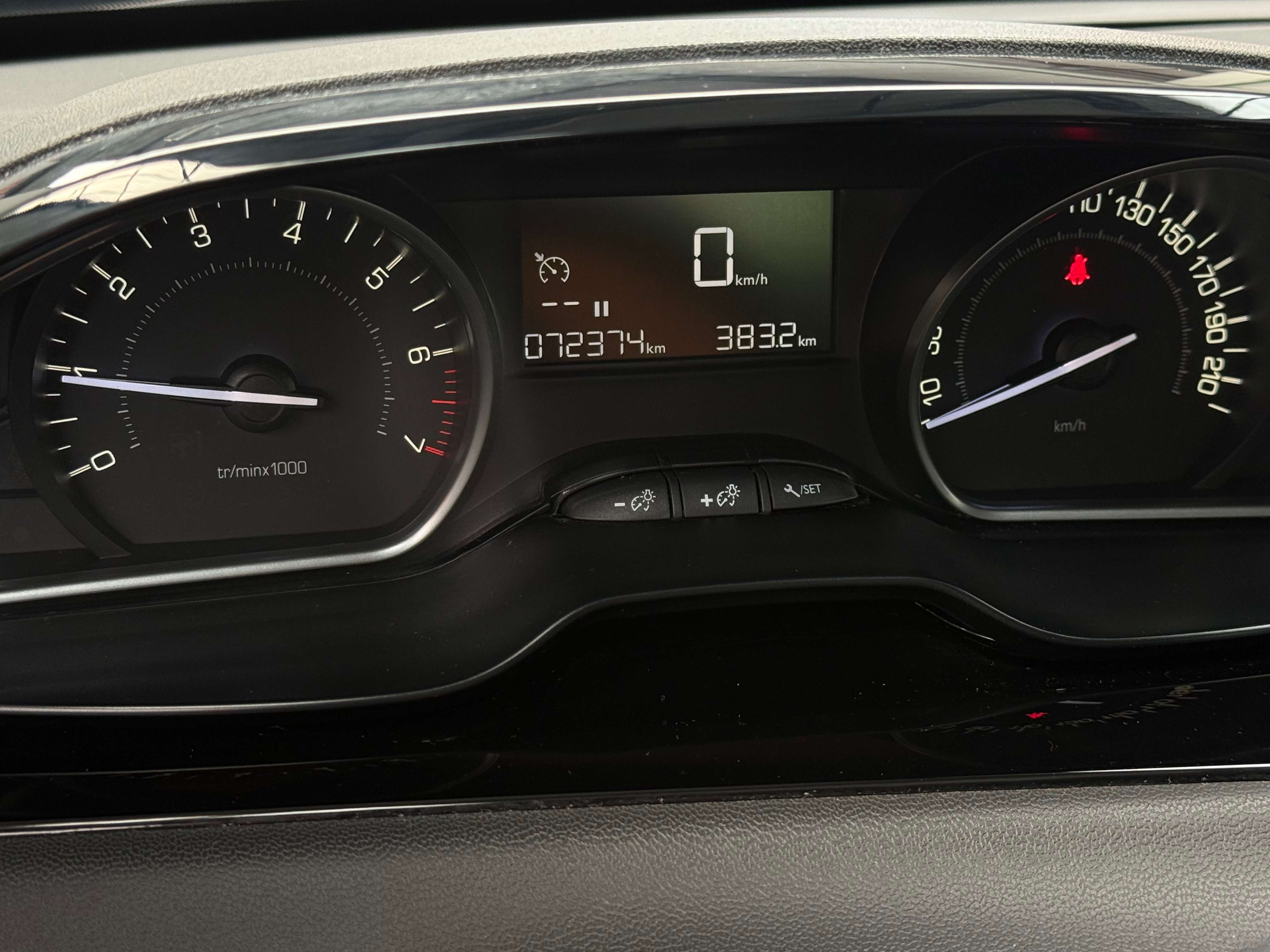Peugeot 208 208 1.2i Signature /CarPlay/Navi/Led/Garantie/