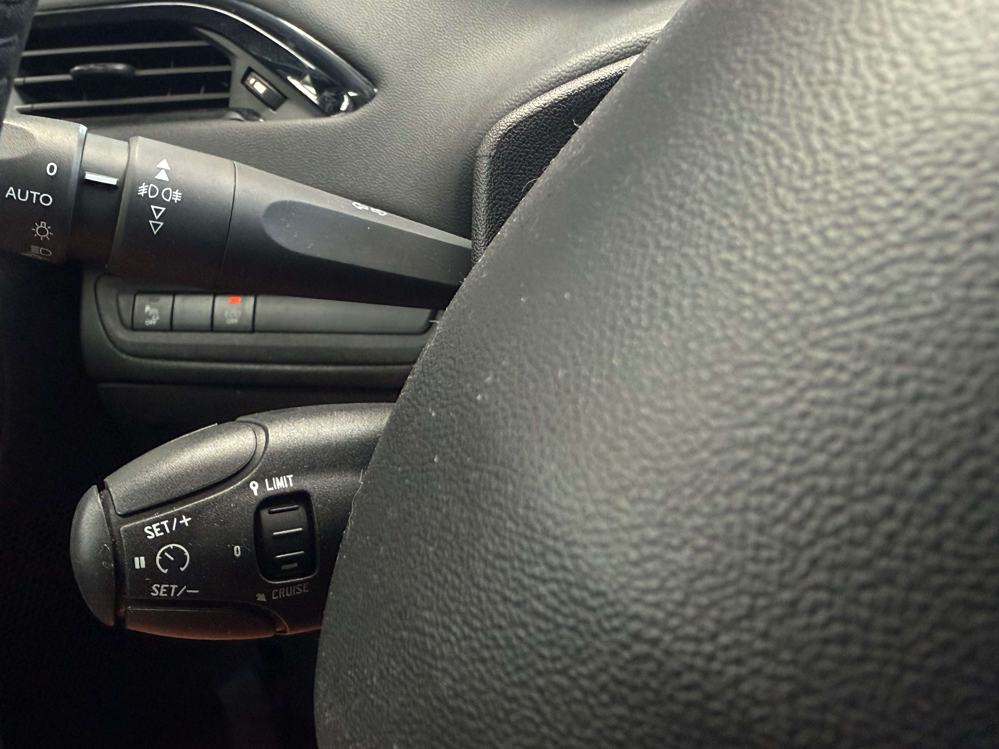 Peugeot 208 208 1.2i Signature /CarPlay/Navi/Led/Garantie/