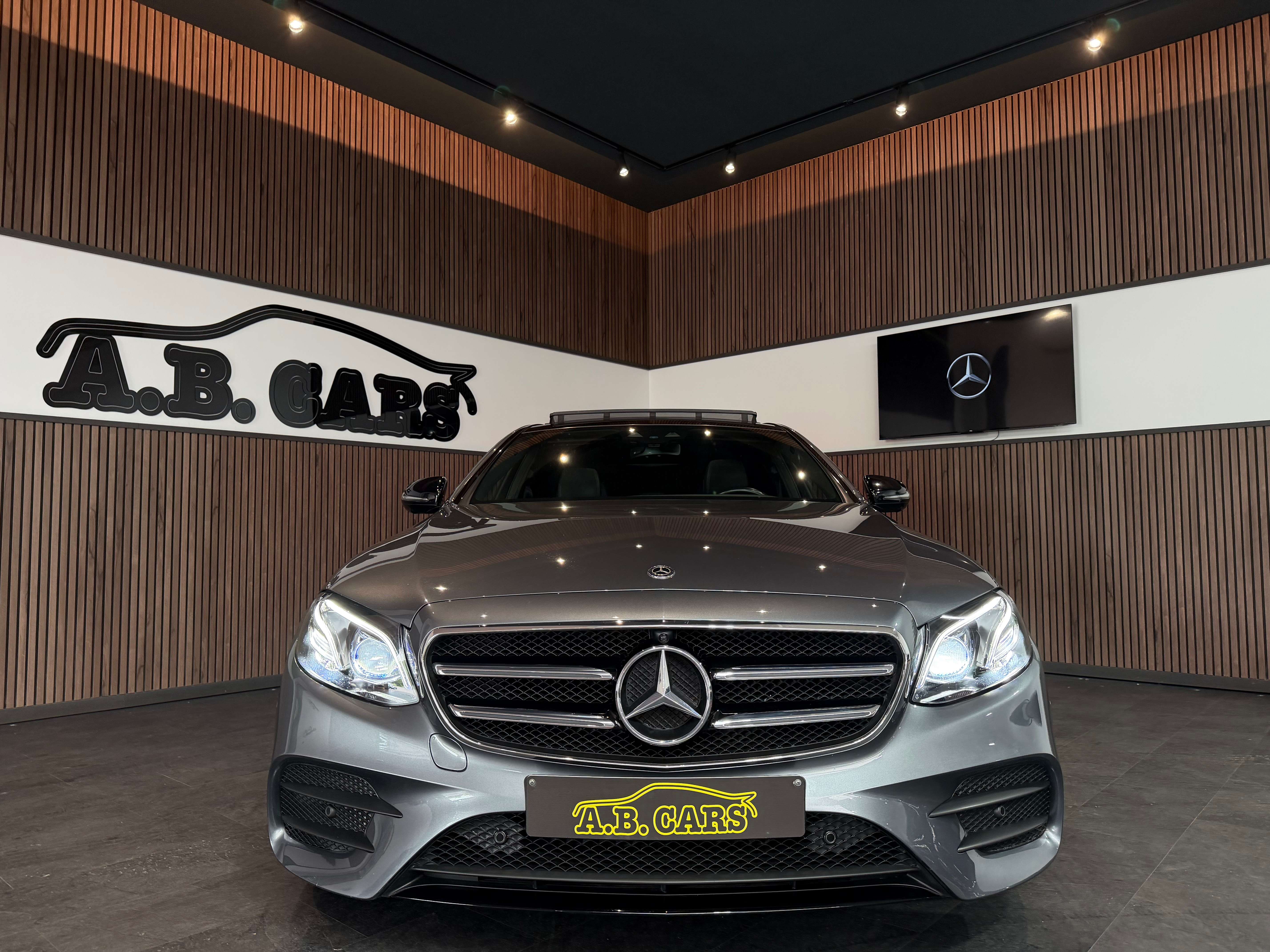 Mercedes-Benz E 220 d - AMG LINE - AUTOMATIQUE - GARANTIE 12MOIS - FULL OPTIONS - 1ERPRO