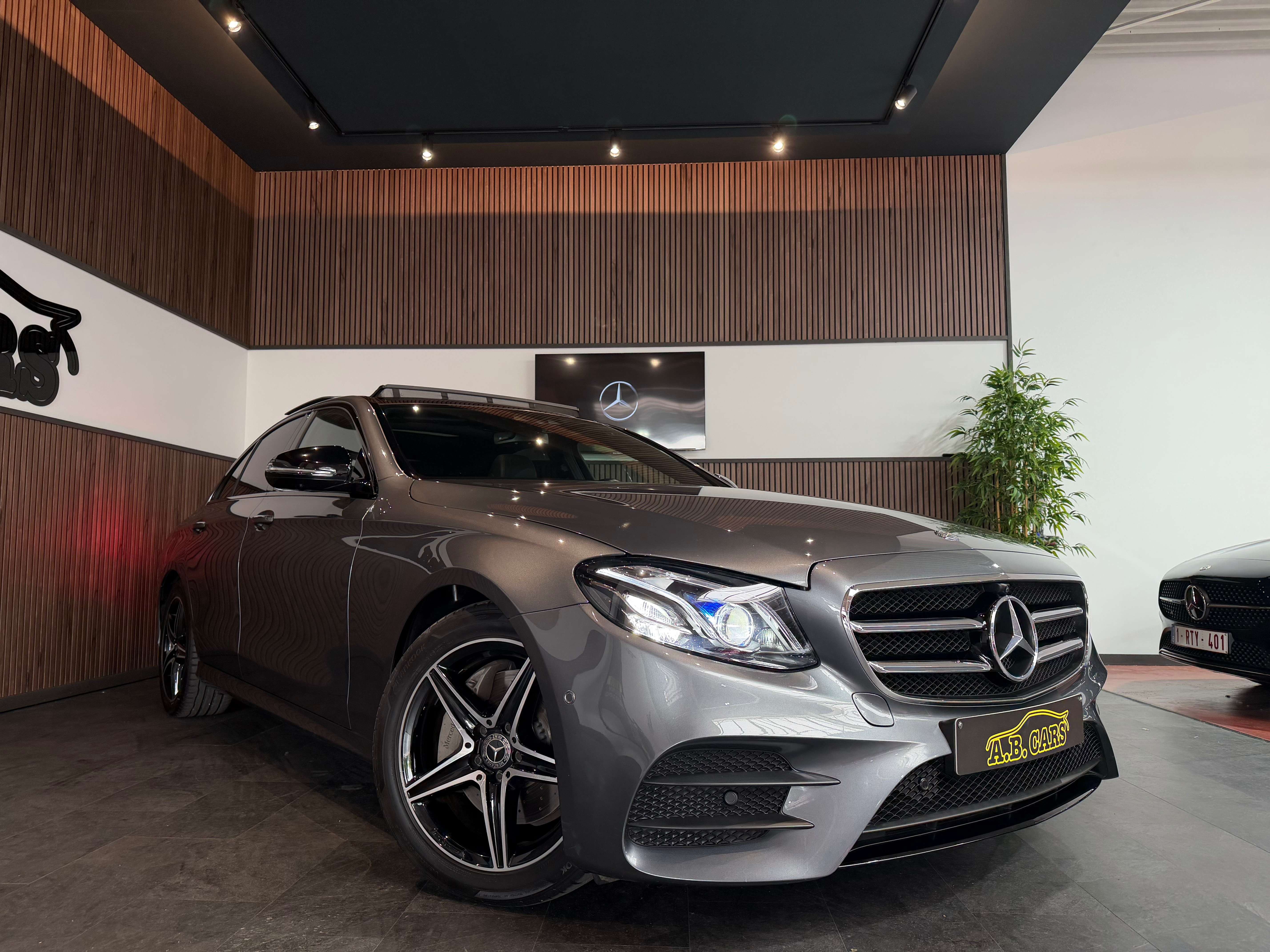 Mercedes-Benz E 220 d - AMG LINE - AUTOMATIQUE - GARANTIE 12MOIS - FULL OPTIONS - 1ERPRO