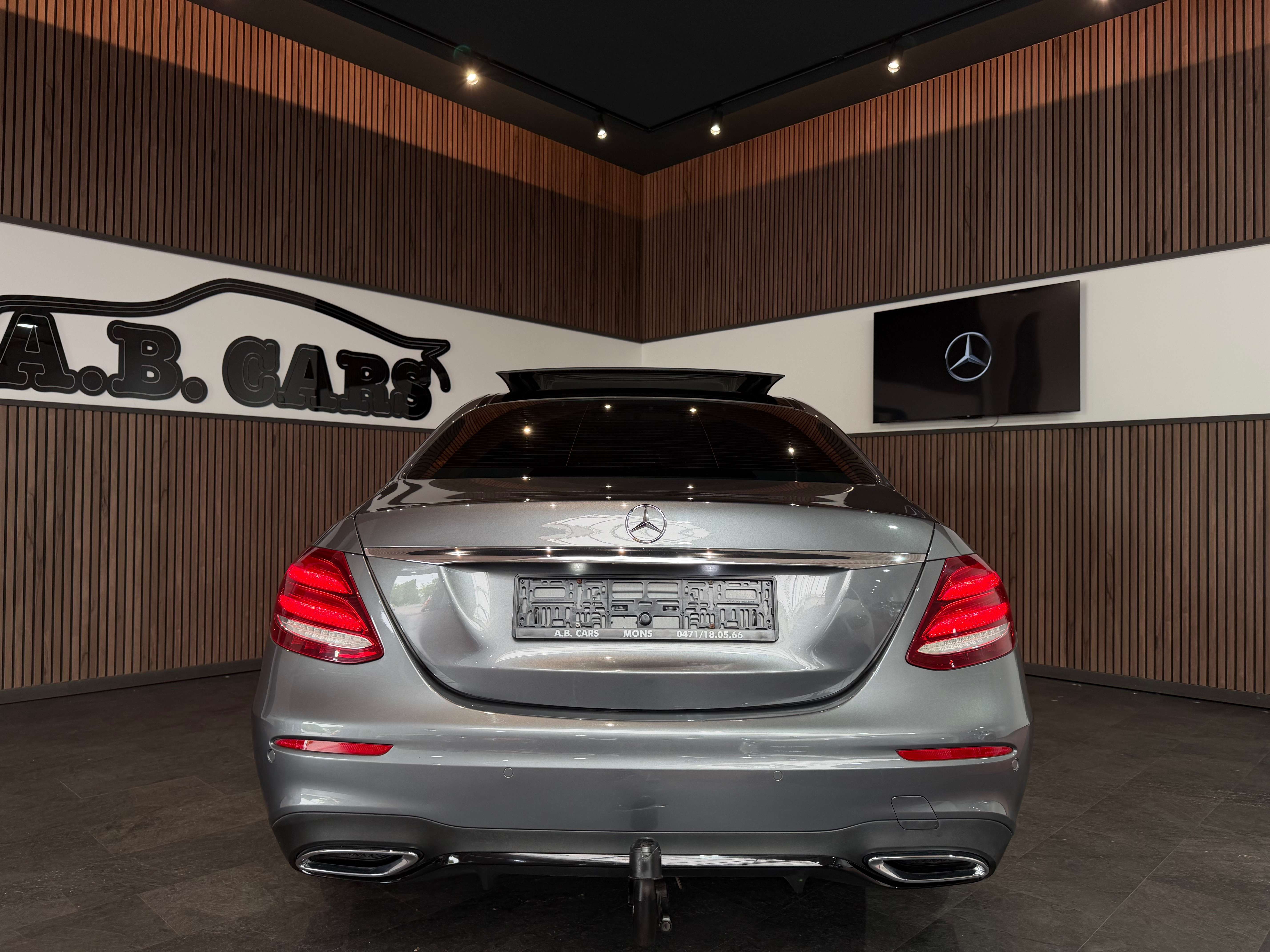 Mercedes-Benz E 220 d - AMG LINE - AUTOMATIQUE - GARANTIE 12MOIS - FULL OPTIONS - 1ERPRO