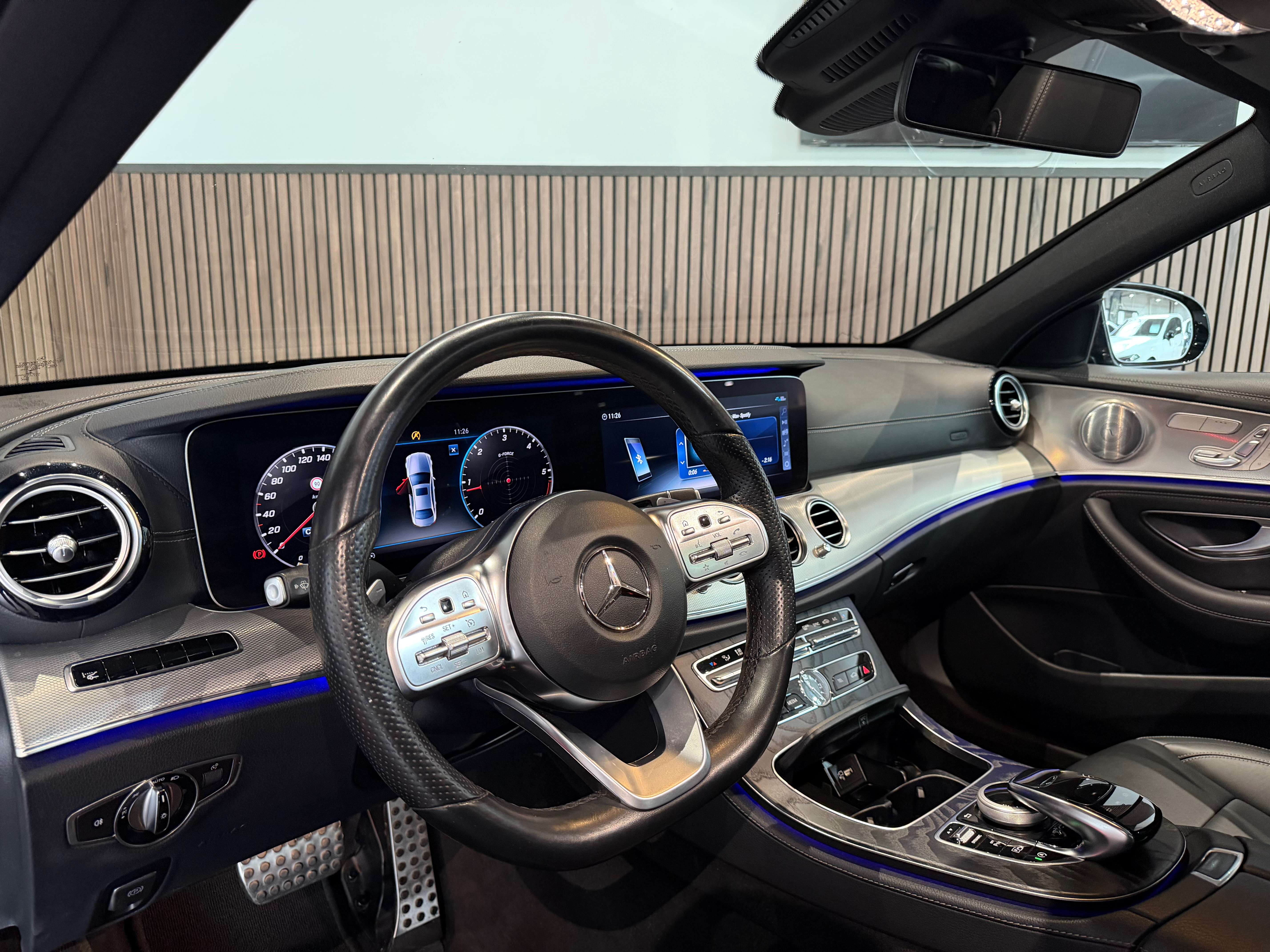 Mercedes-Benz E 220 d - AMG LINE - AUTOMATIQUE - GARANTIE 12MOIS - FULL OPTIONS - 1ERPRO