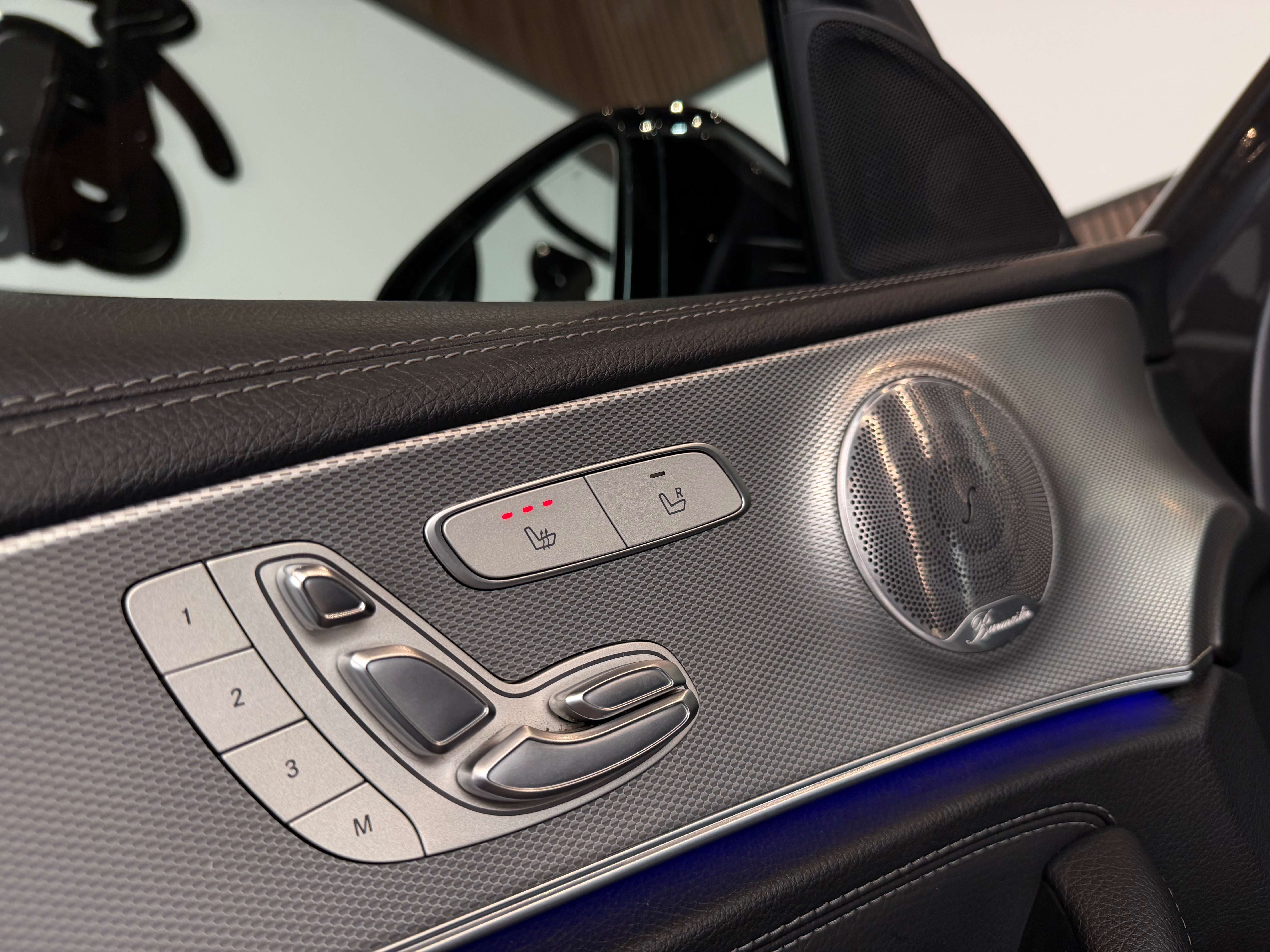 Mercedes-Benz E 220 d - AMG LINE - AUTOMATIQUE - GARANTIE 12MOIS - FULL OPTIONS - 1ERPRO