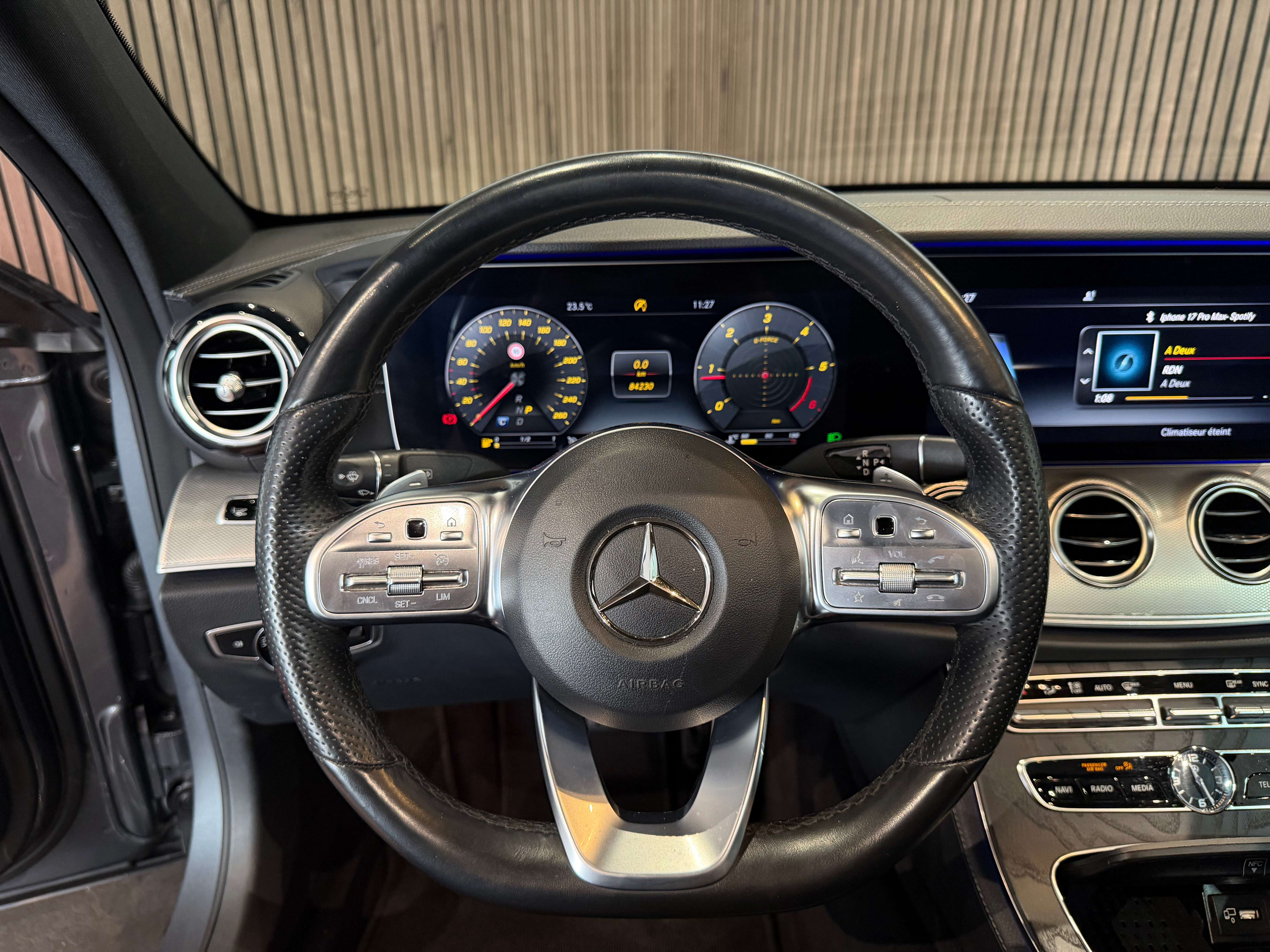 Mercedes-Benz E 220 d - AMG LINE - AUTOMATIQUE - GARANTIE 12MOIS - FULL OPTIONS - 1ERPRO