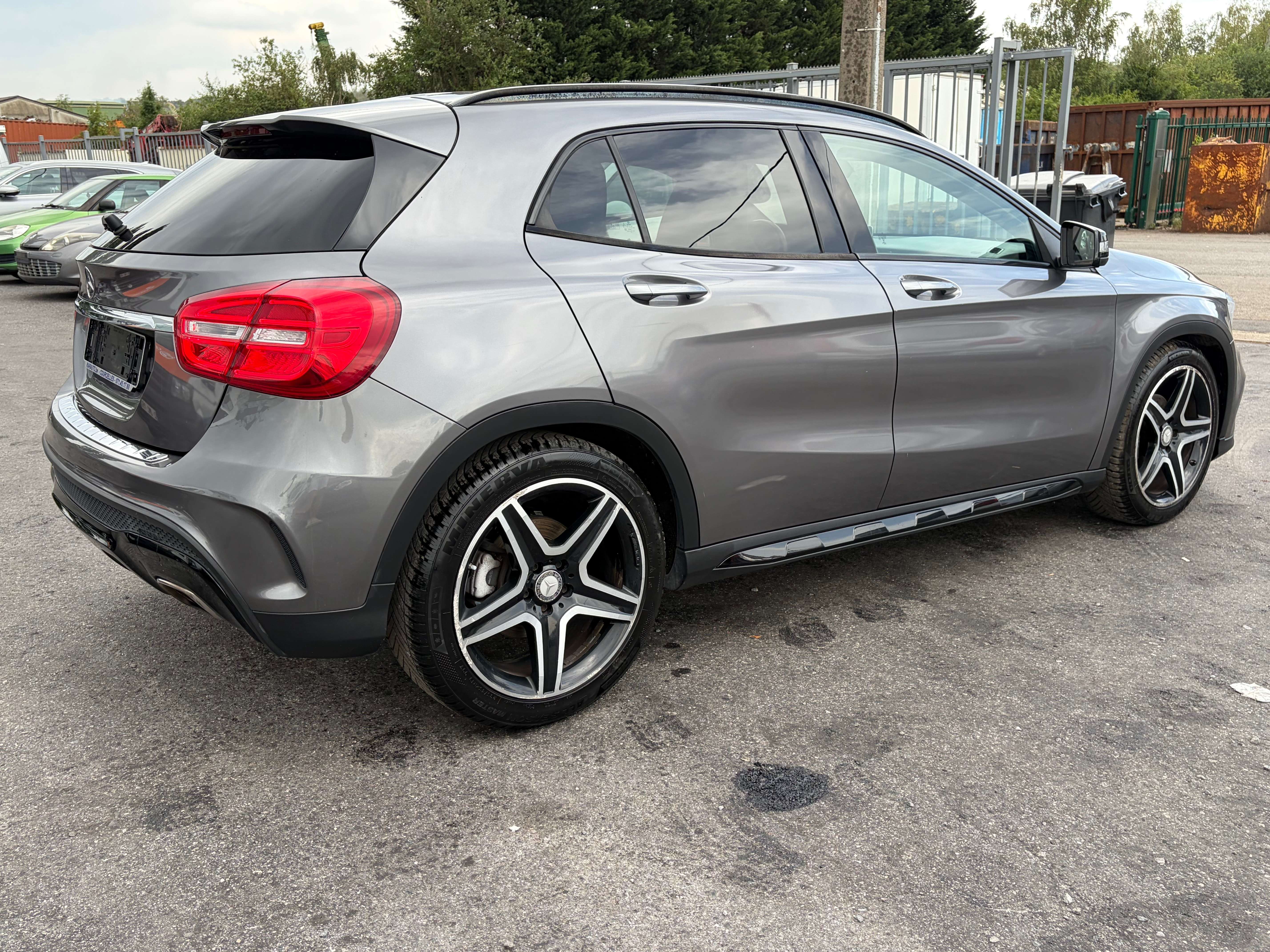 Mercedes-Benz GLA 180 * PACK AMG*TOIT PANO*GPS*