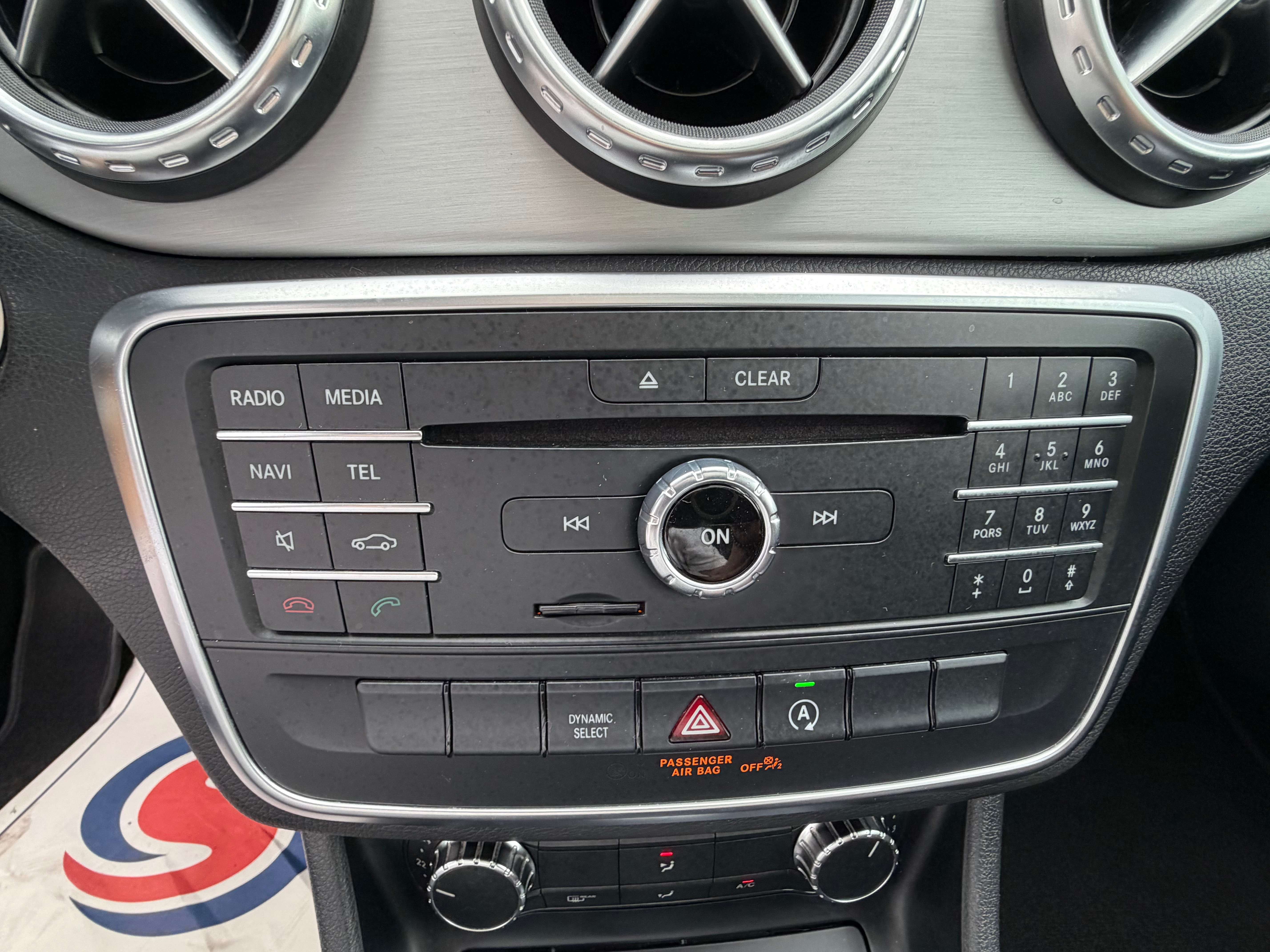Mercedes-Benz GLA 180 * PACK AMG*TOIT PANO*GPS*