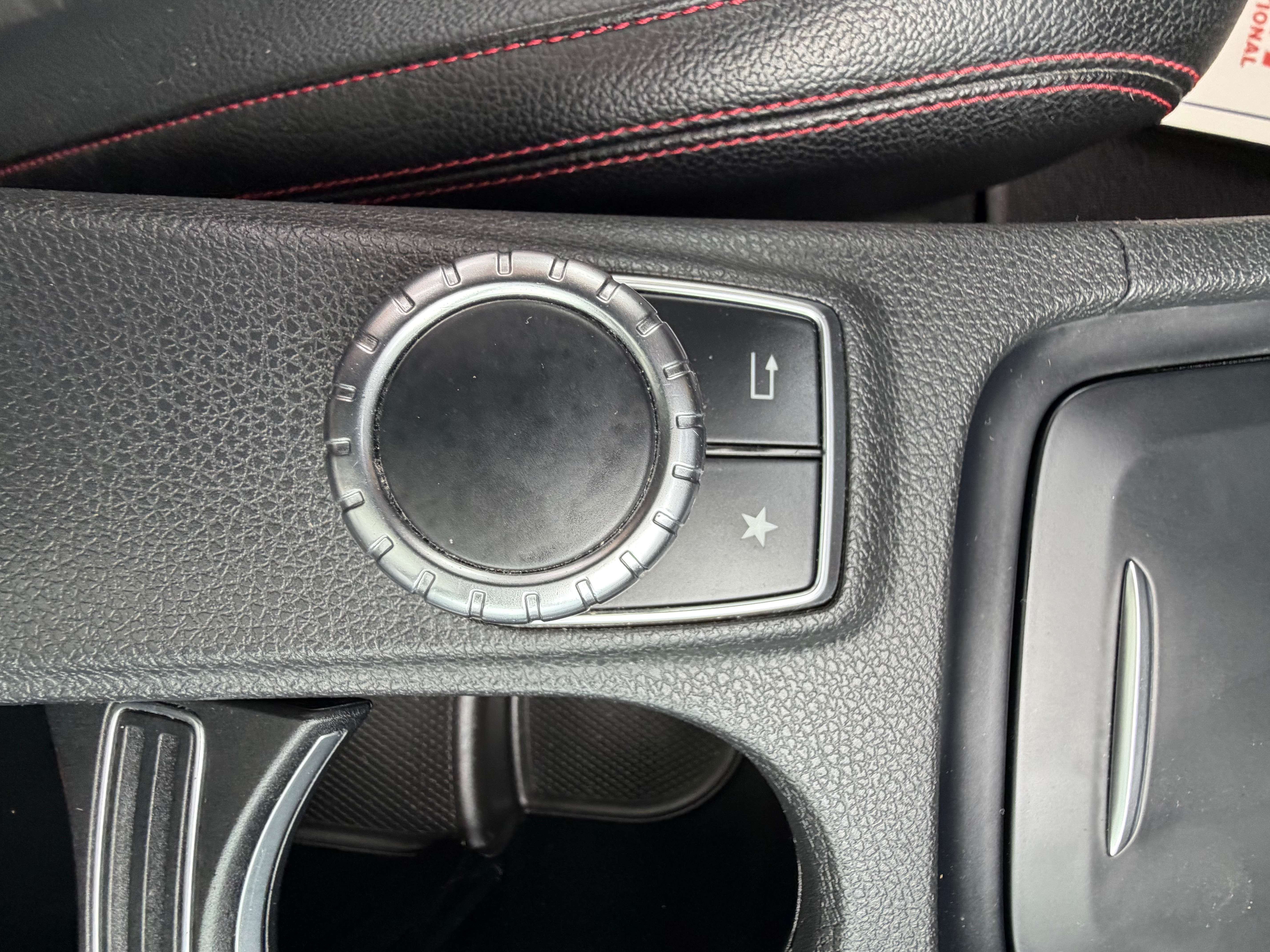 Mercedes-Benz GLA 180 * PACK AMG*TOIT PANO*GPS*