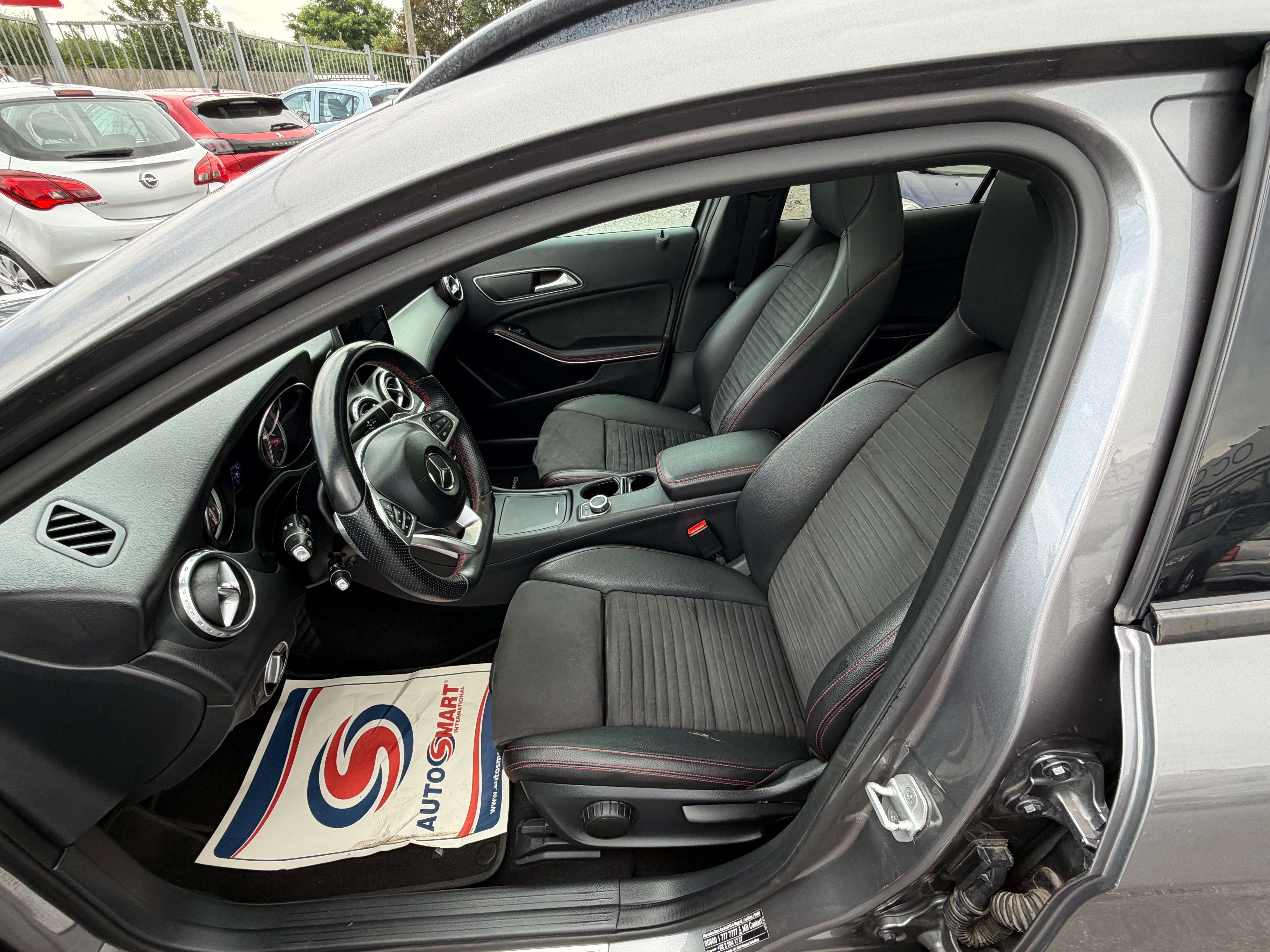 Mercedes-Benz GLA 180 * PACK AMG*TOIT PANO*GPS*