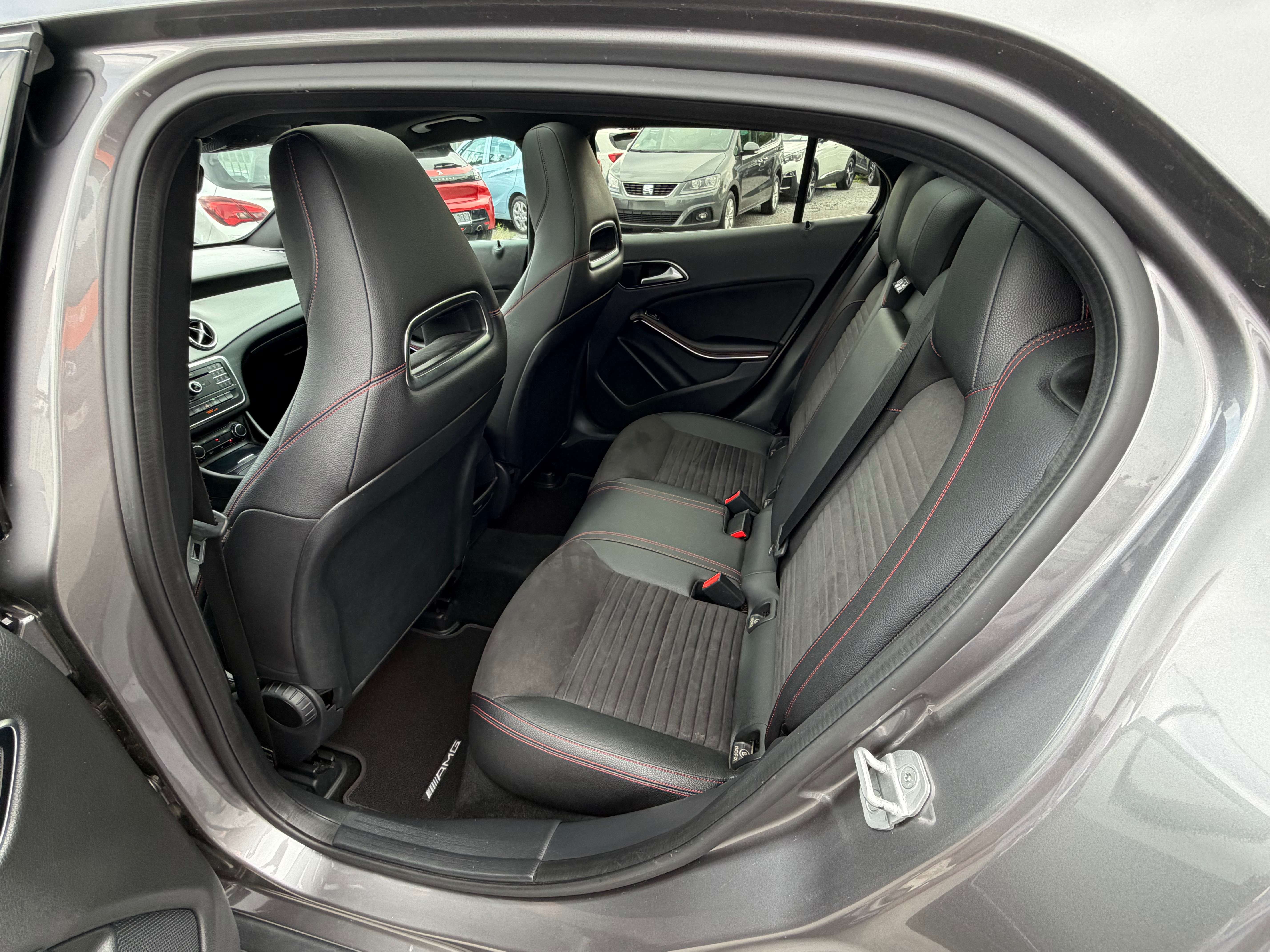 Mercedes-Benz GLA 180 * PACK AMG*TOIT PANO*GPS*