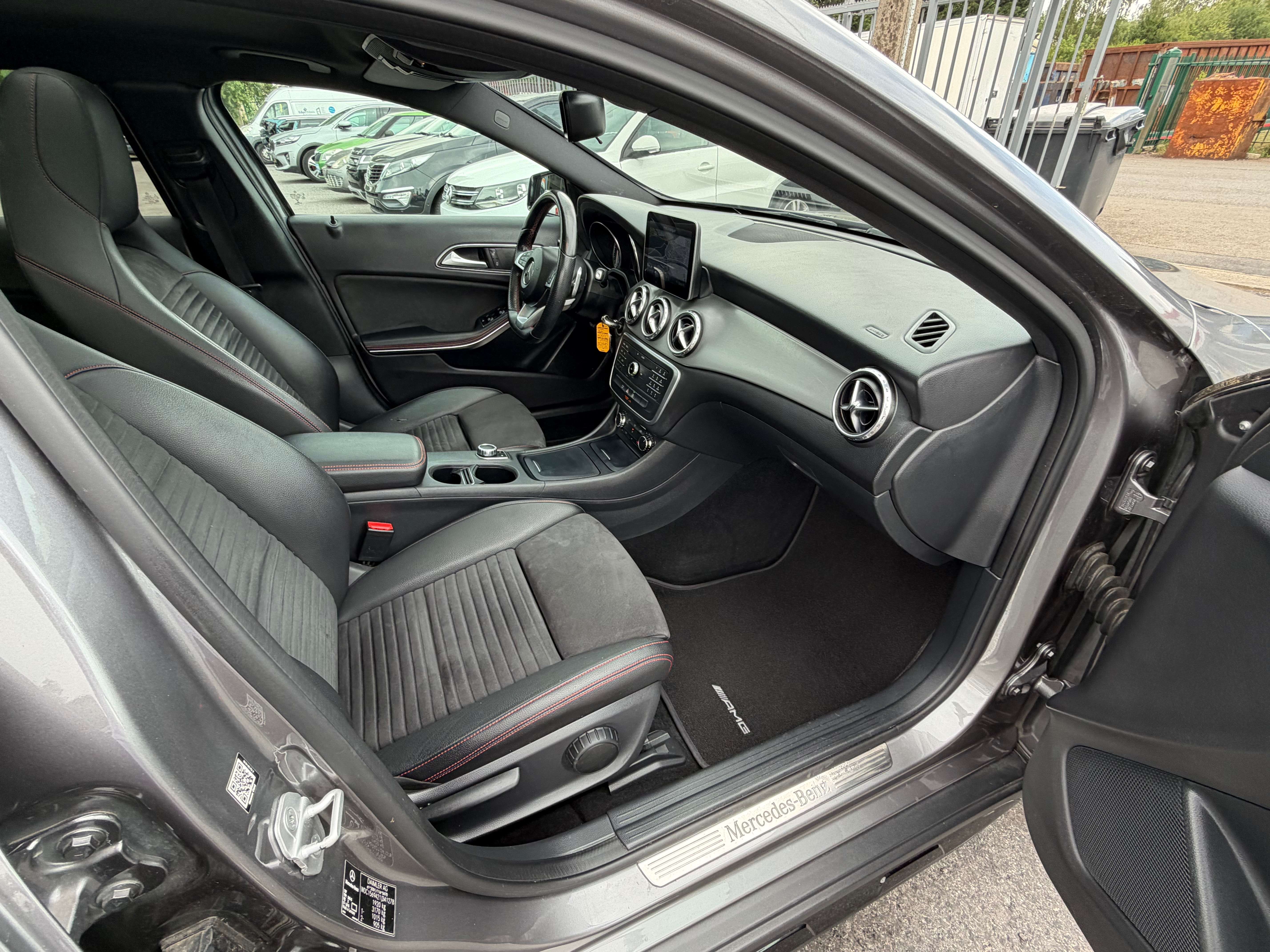 Mercedes-Benz GLA 180 * PACK AMG*TOIT PANO*GPS*