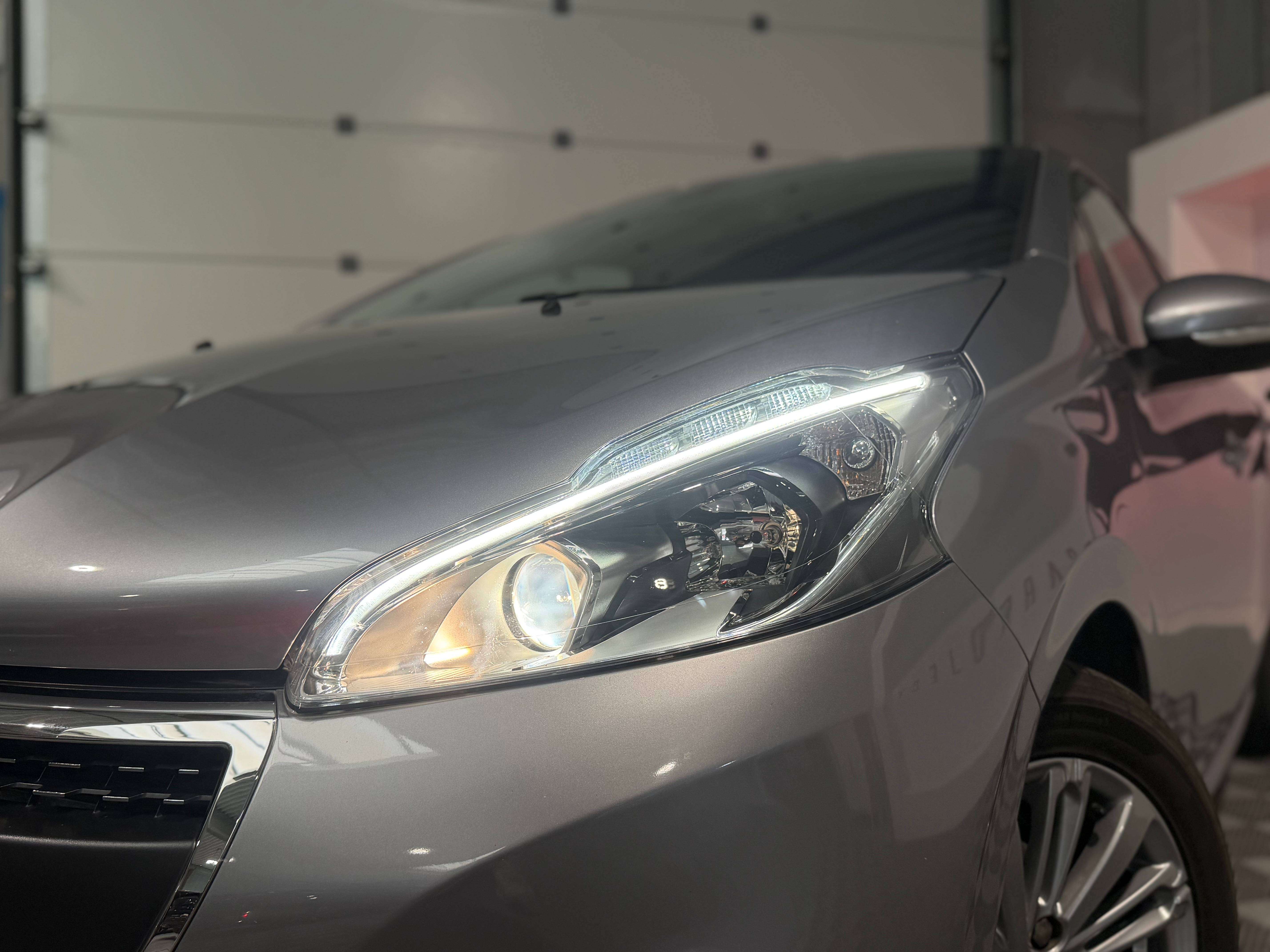 Peugeot 208 1.2i Signature, Boite Auto, GPS, Capteurs AR, Car-Play