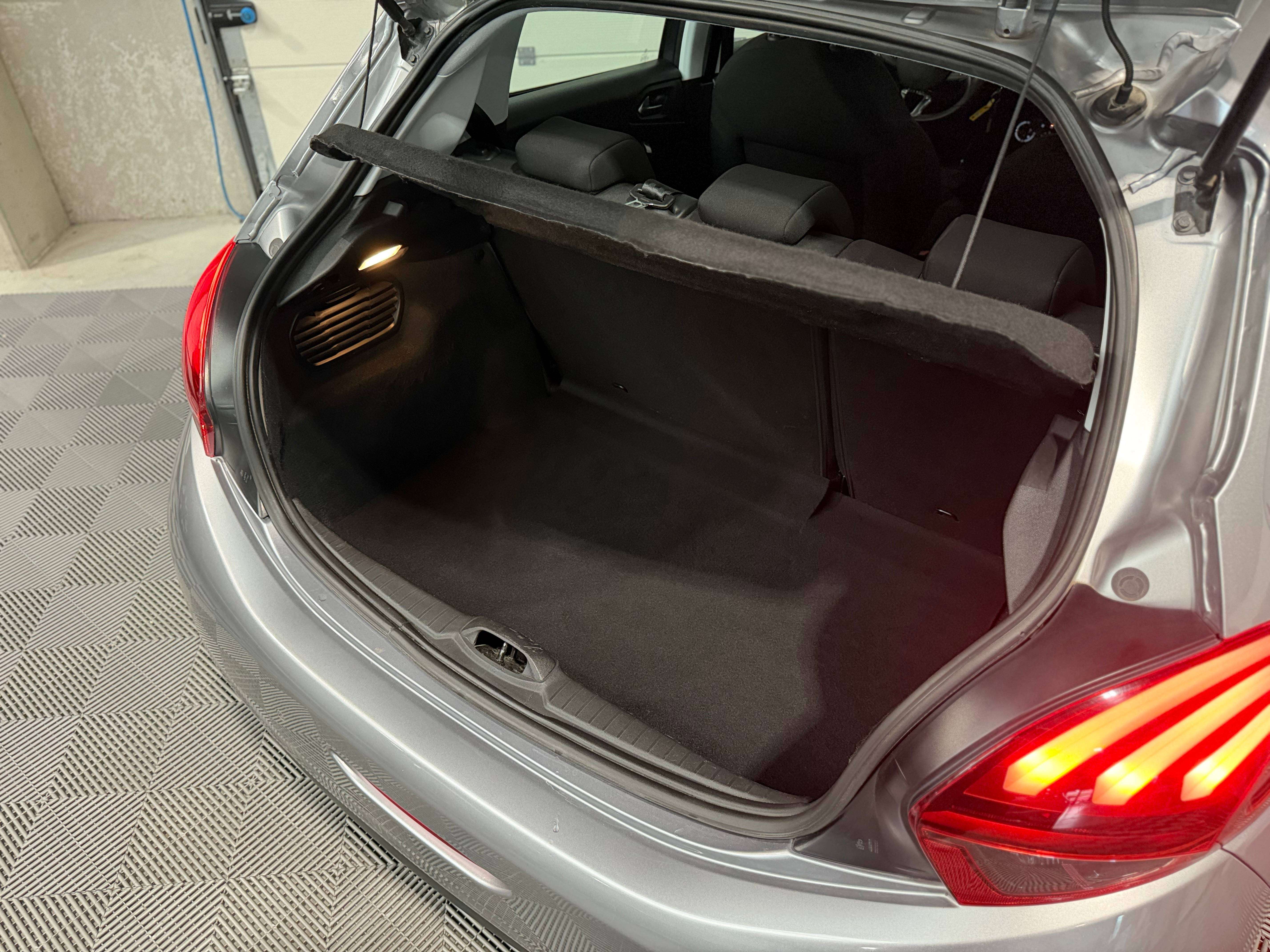 Peugeot 208 1.2i Signature, Boite Auto, GPS, Capteurs AR, Car-Play